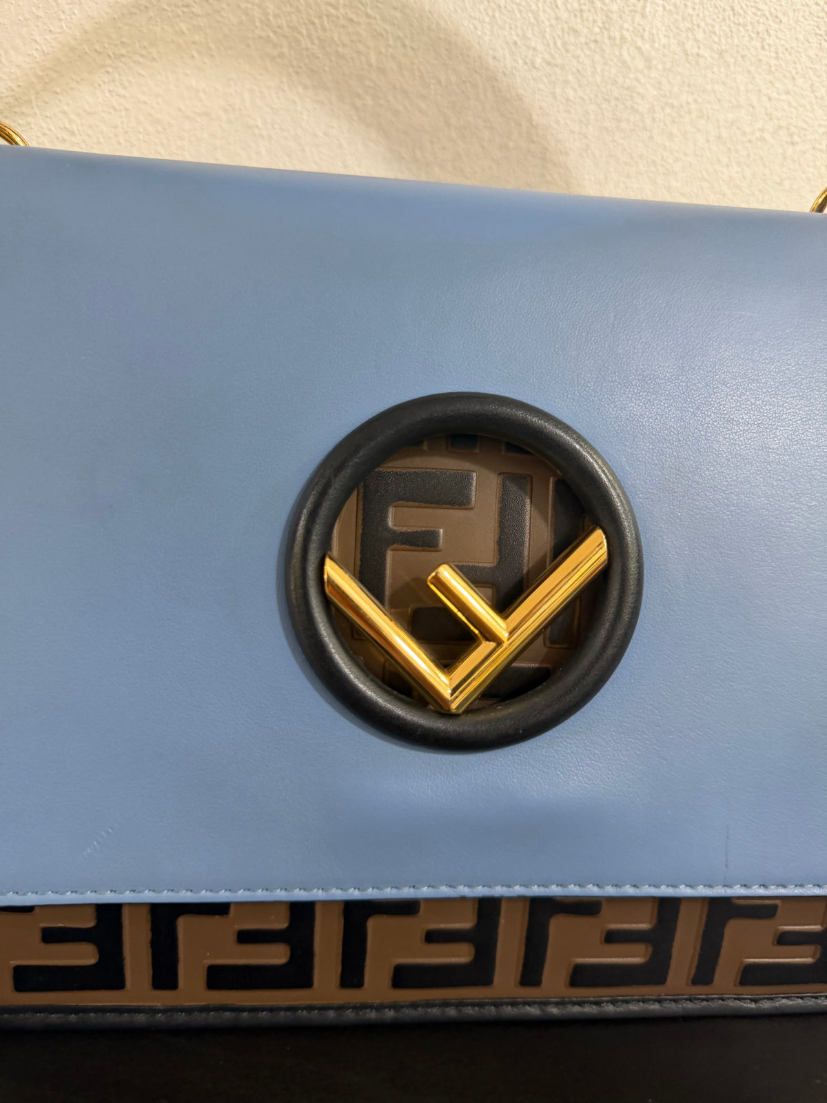 Fendi Kan I Medium in pelle Blu e FF