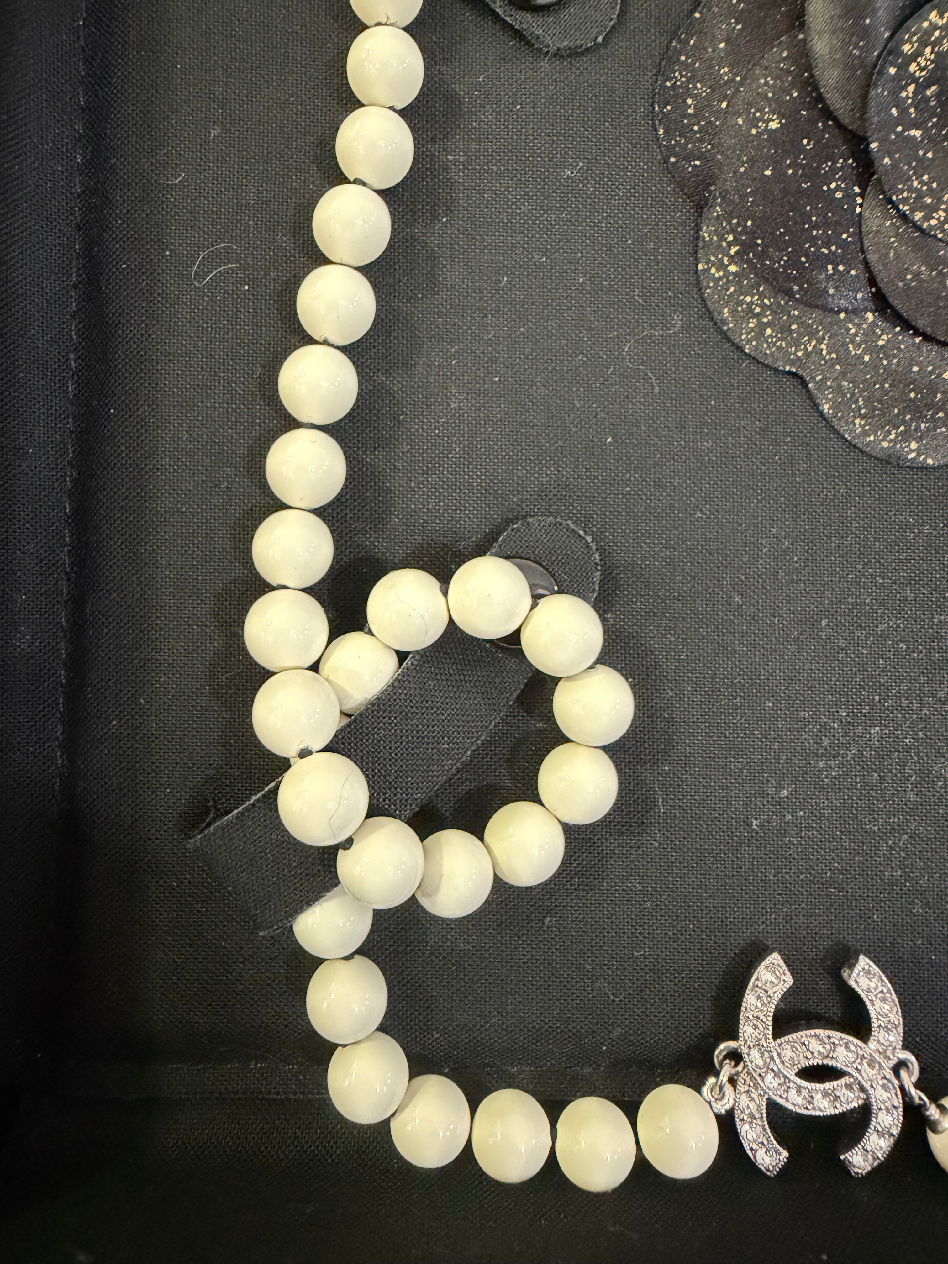 Chanel Collana Lunga CC strass e resina Nero/bianco