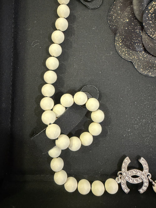 Chanel Collana Lunga CC strass e resina Nero/bianco