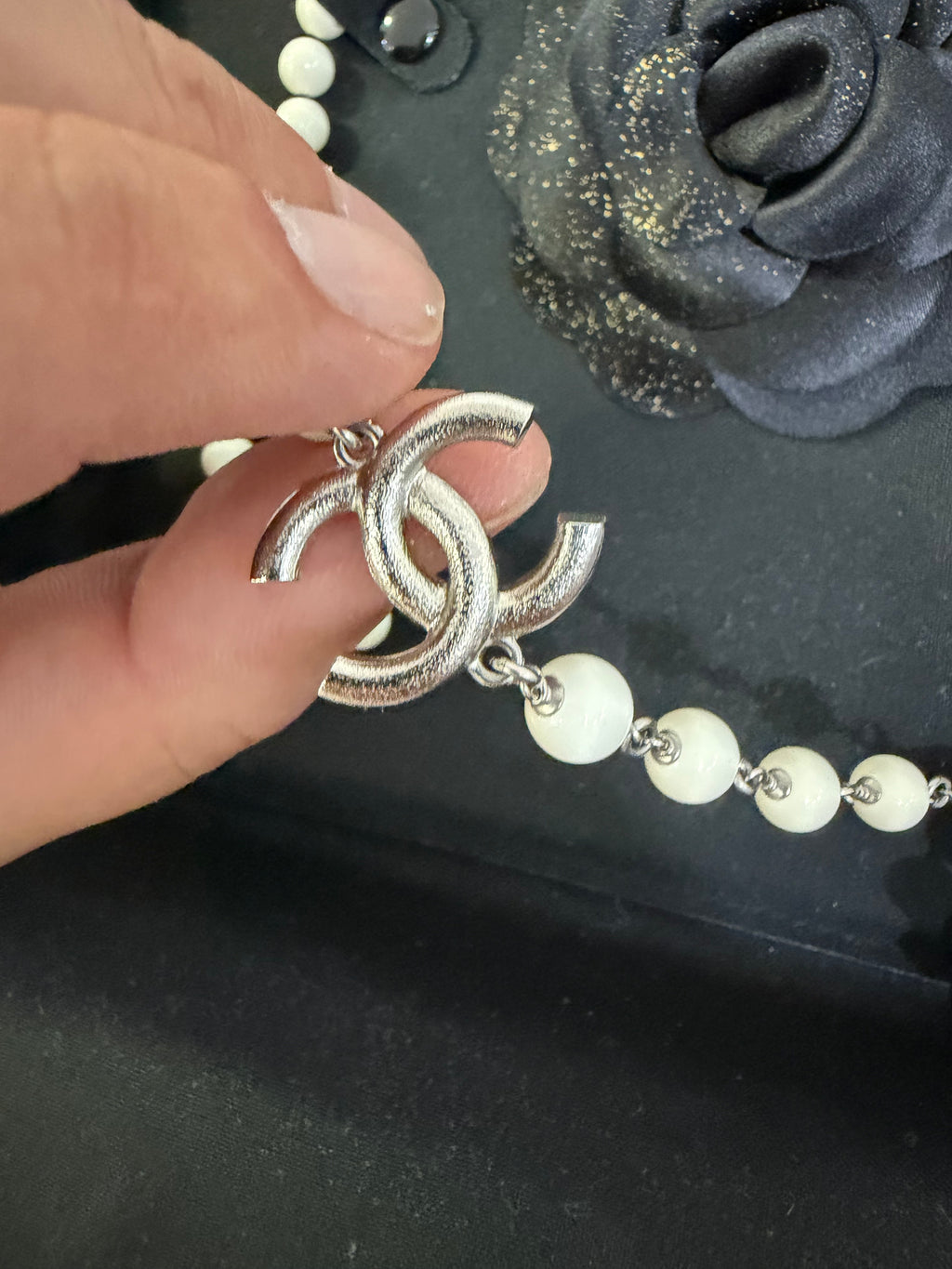 Chanel Collana Lunga CC strass e resina Nero/bianco
