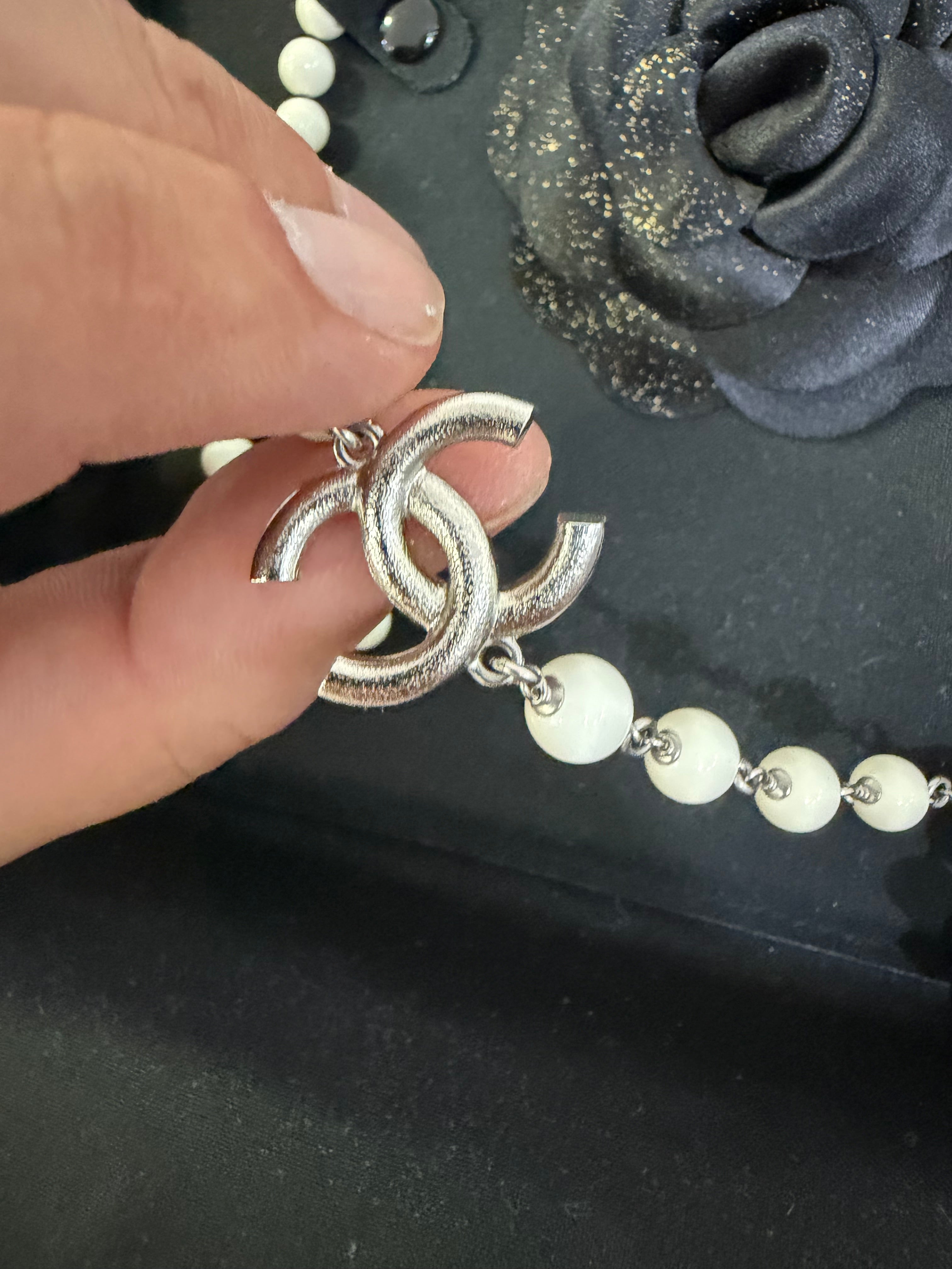 Chanel Collana Lunga CC strass e resina Nero/bianco
