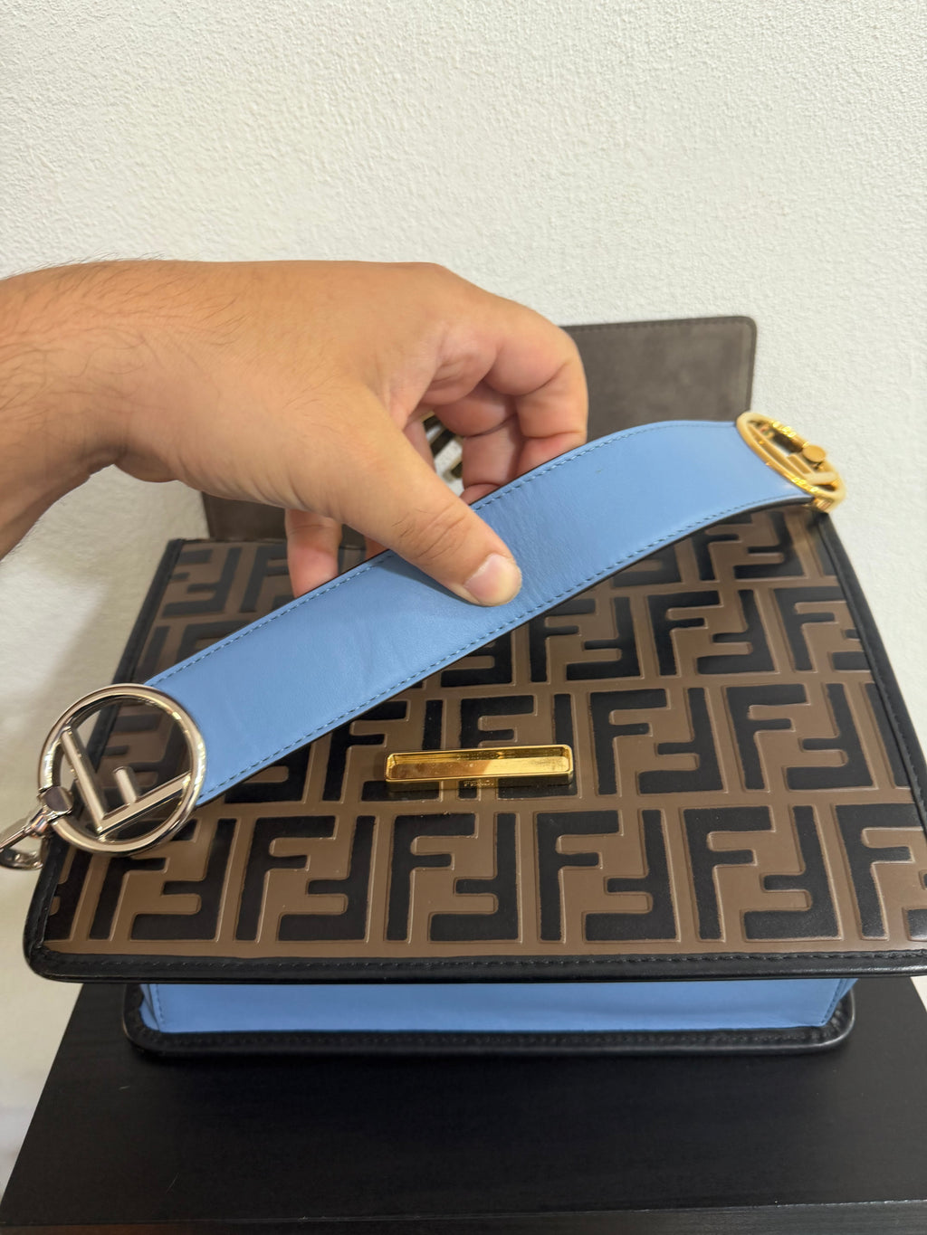 Fendi Kan I Medium in pelle Blu e FF