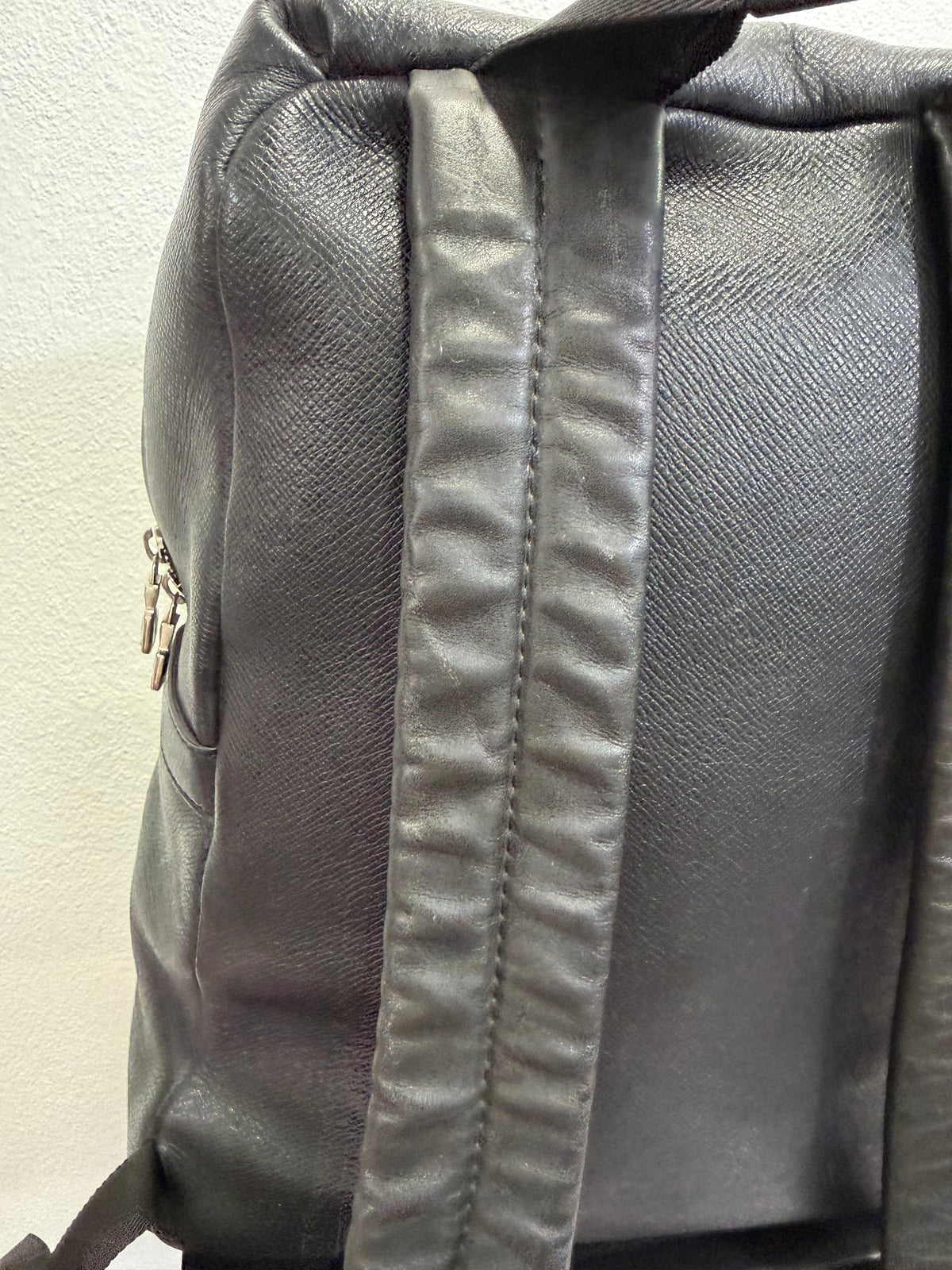 Louis Vuitton Discovery PM Taiga