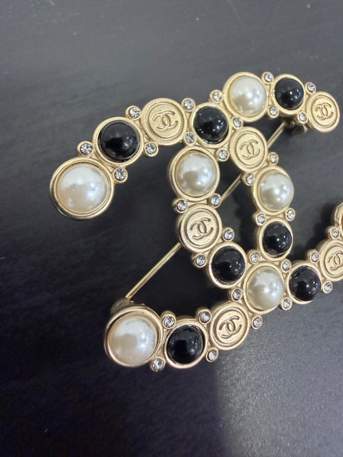 Chanel Spilla Perle e resina