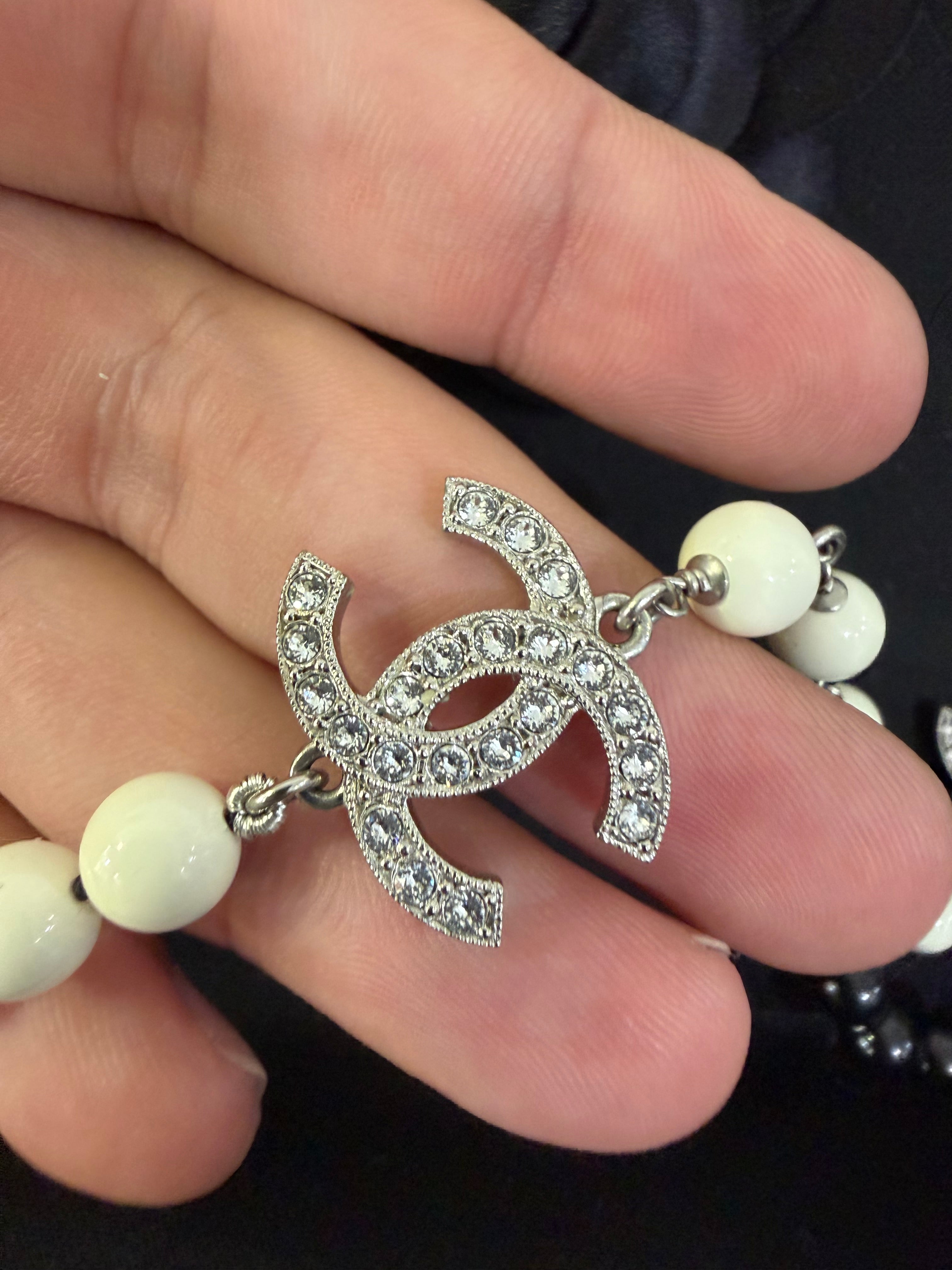 Chanel Collana Lunga CC strass e resina Nero/bianco