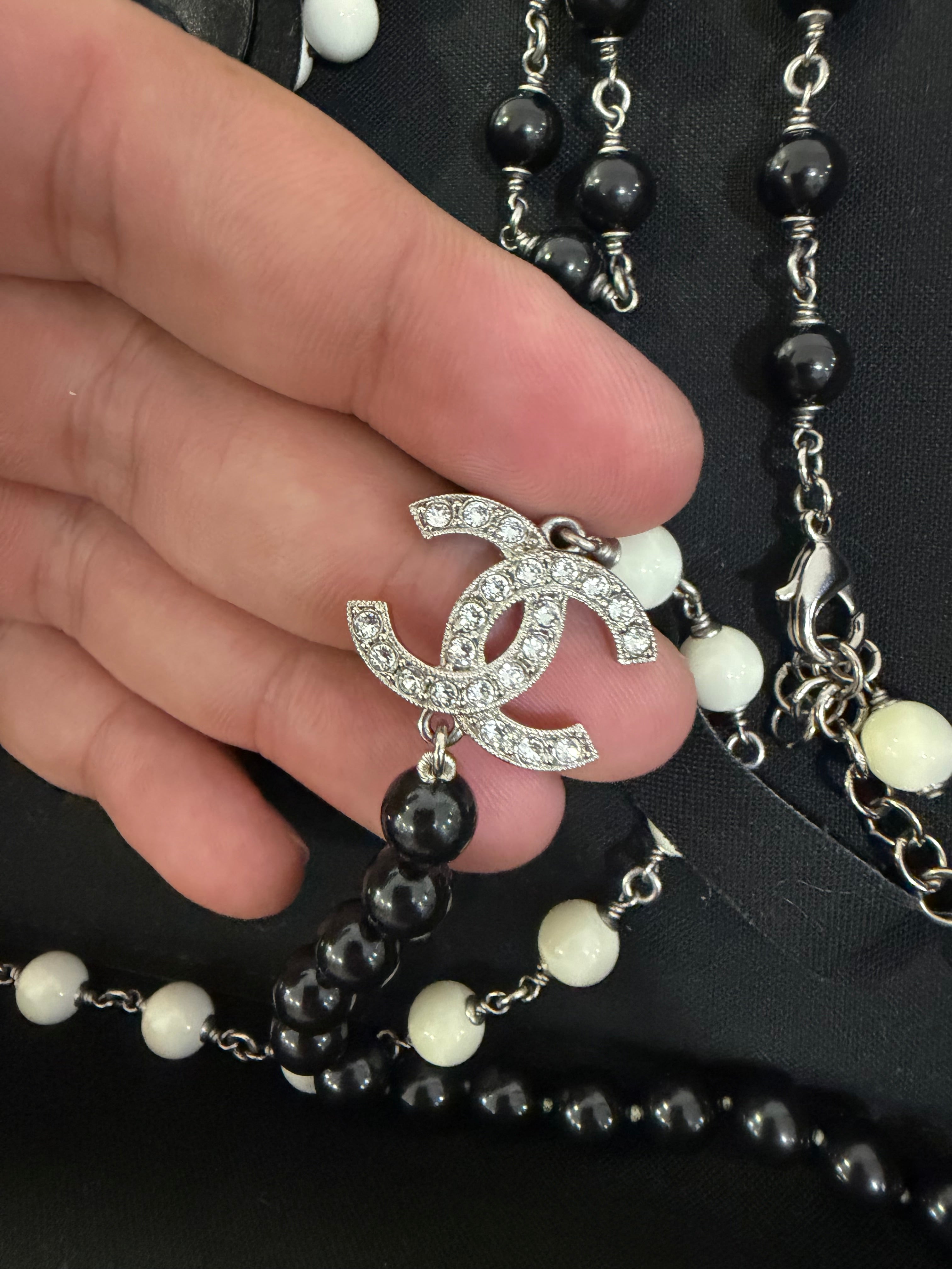 Chanel Collana Lunga CC strass e resina Nero/bianco