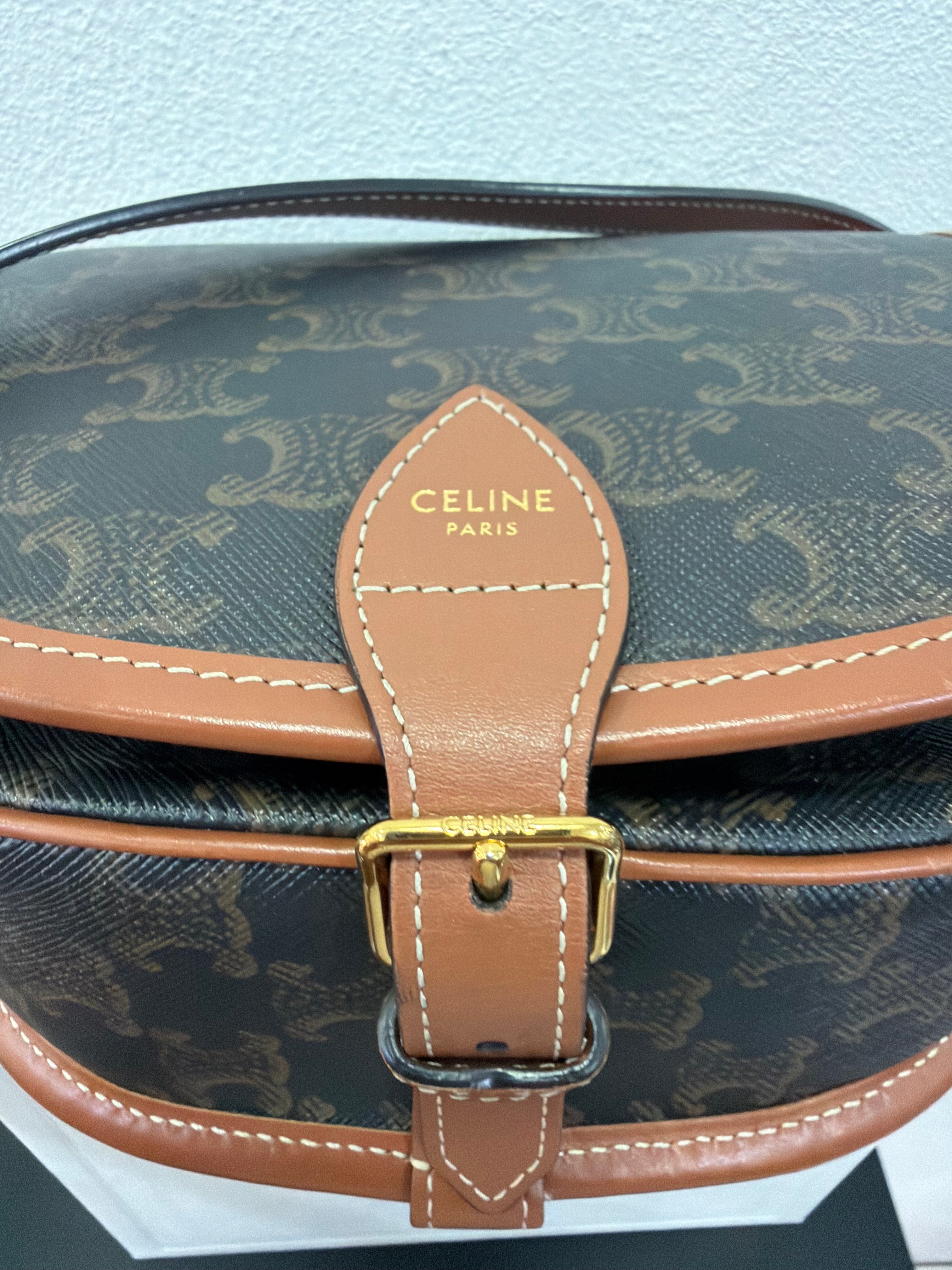 Celine Folco in tela Triomphe