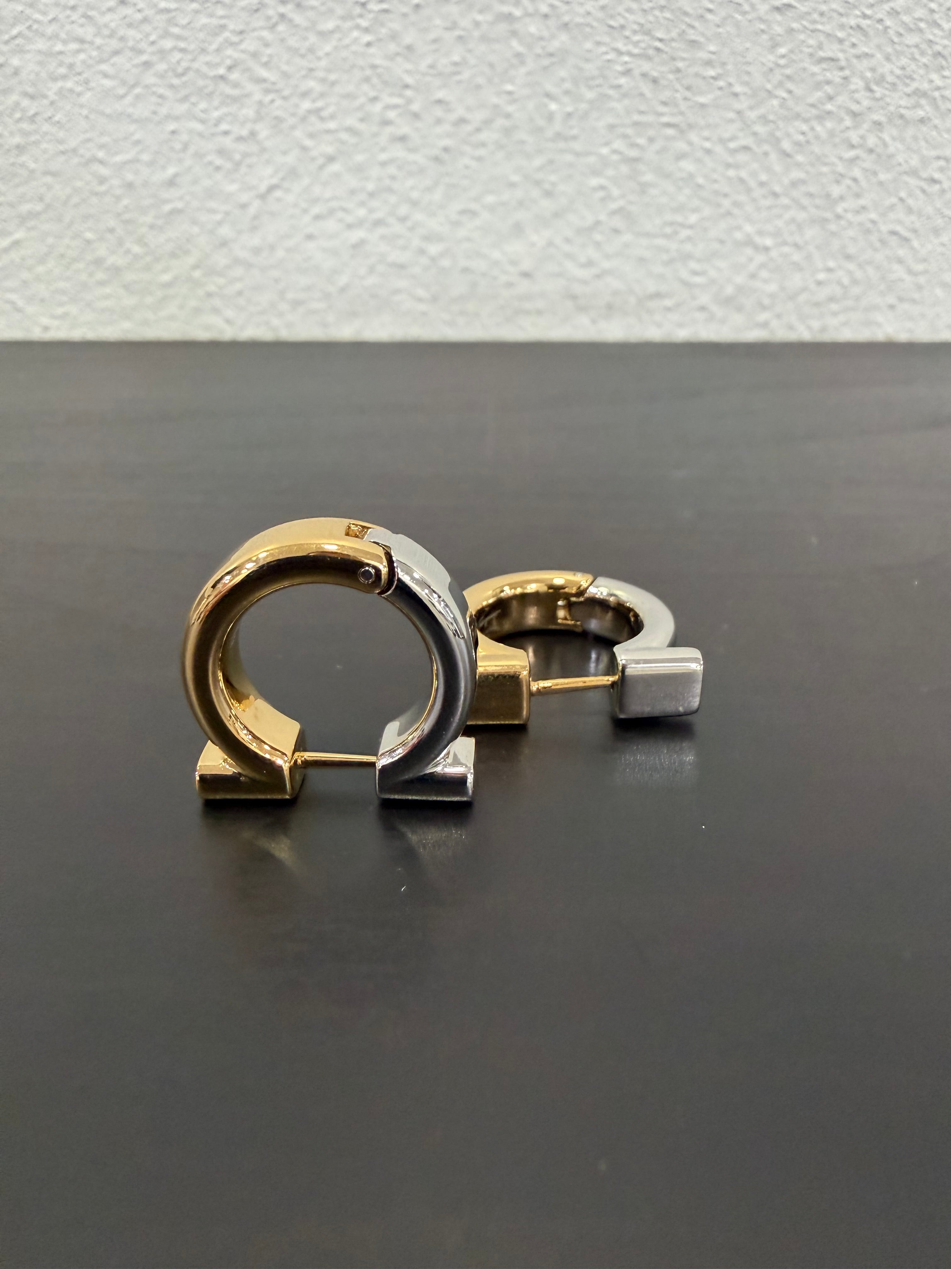 Ferragamo Orecchini Gancini bicolor