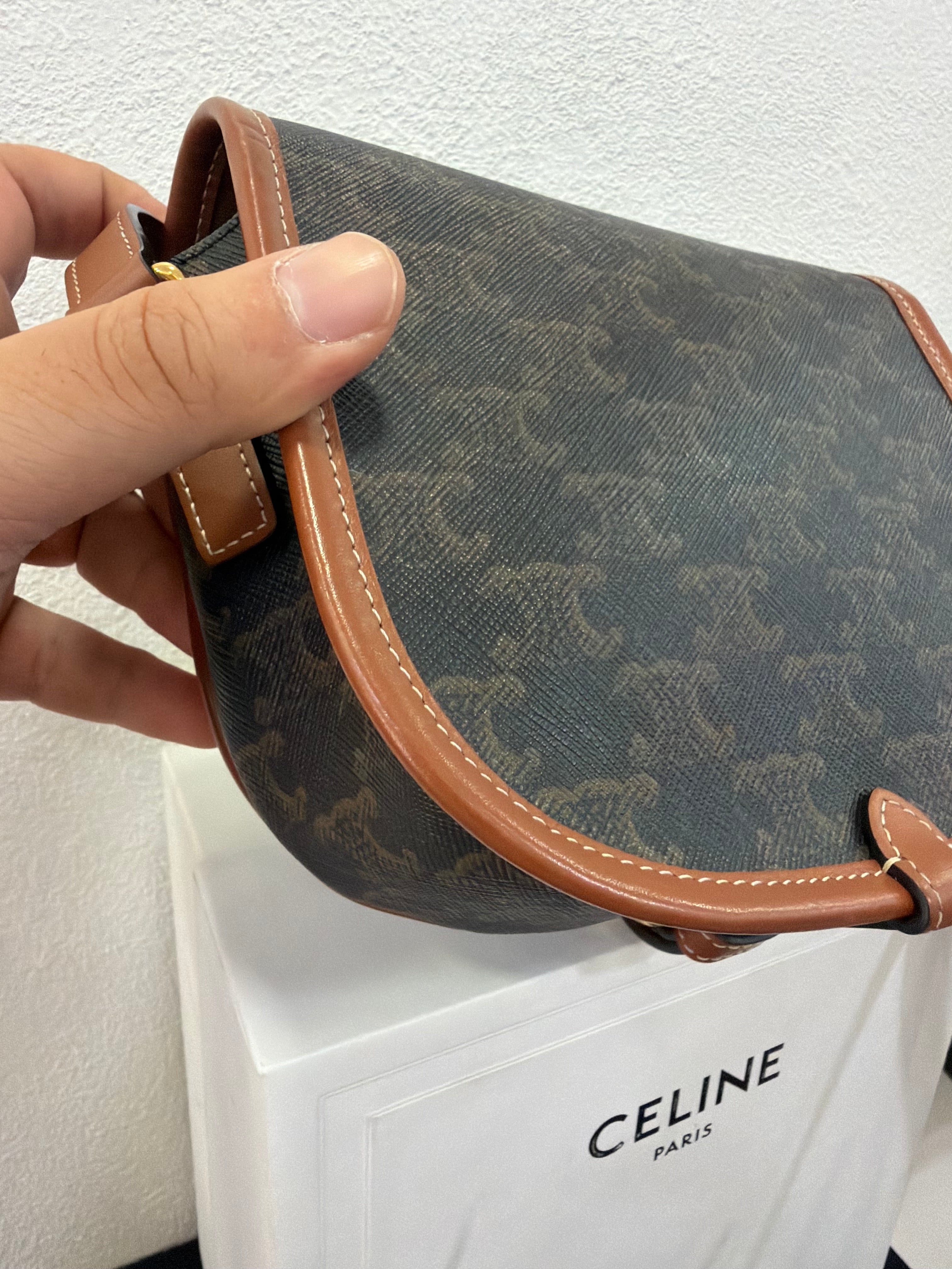 Celine Folco in tela Triomphe