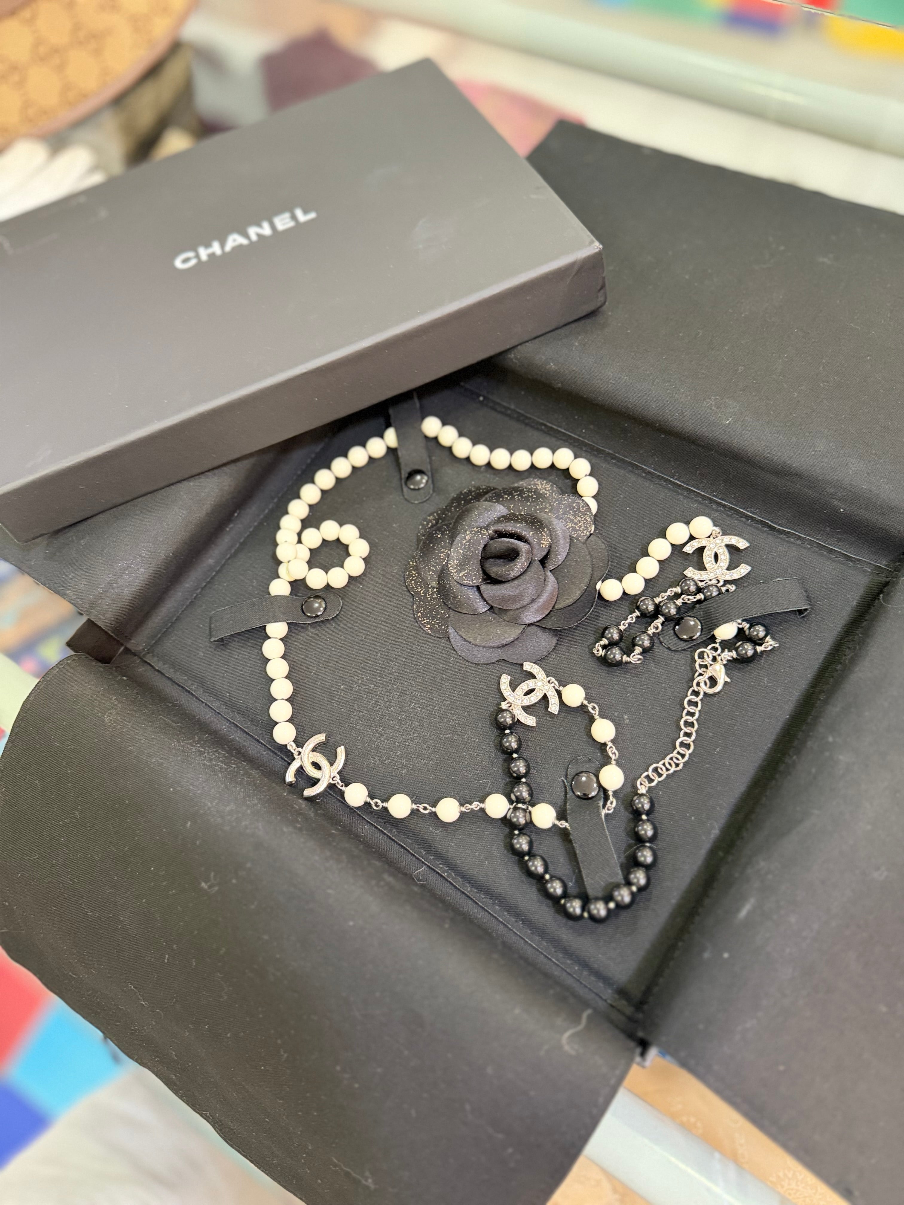 Chanel Collana Lunga CC strass e resina Nero/bianco