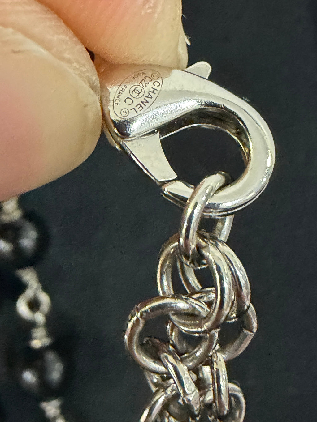 Chanel Collana Lunga CC strass e resina Nero/bianco