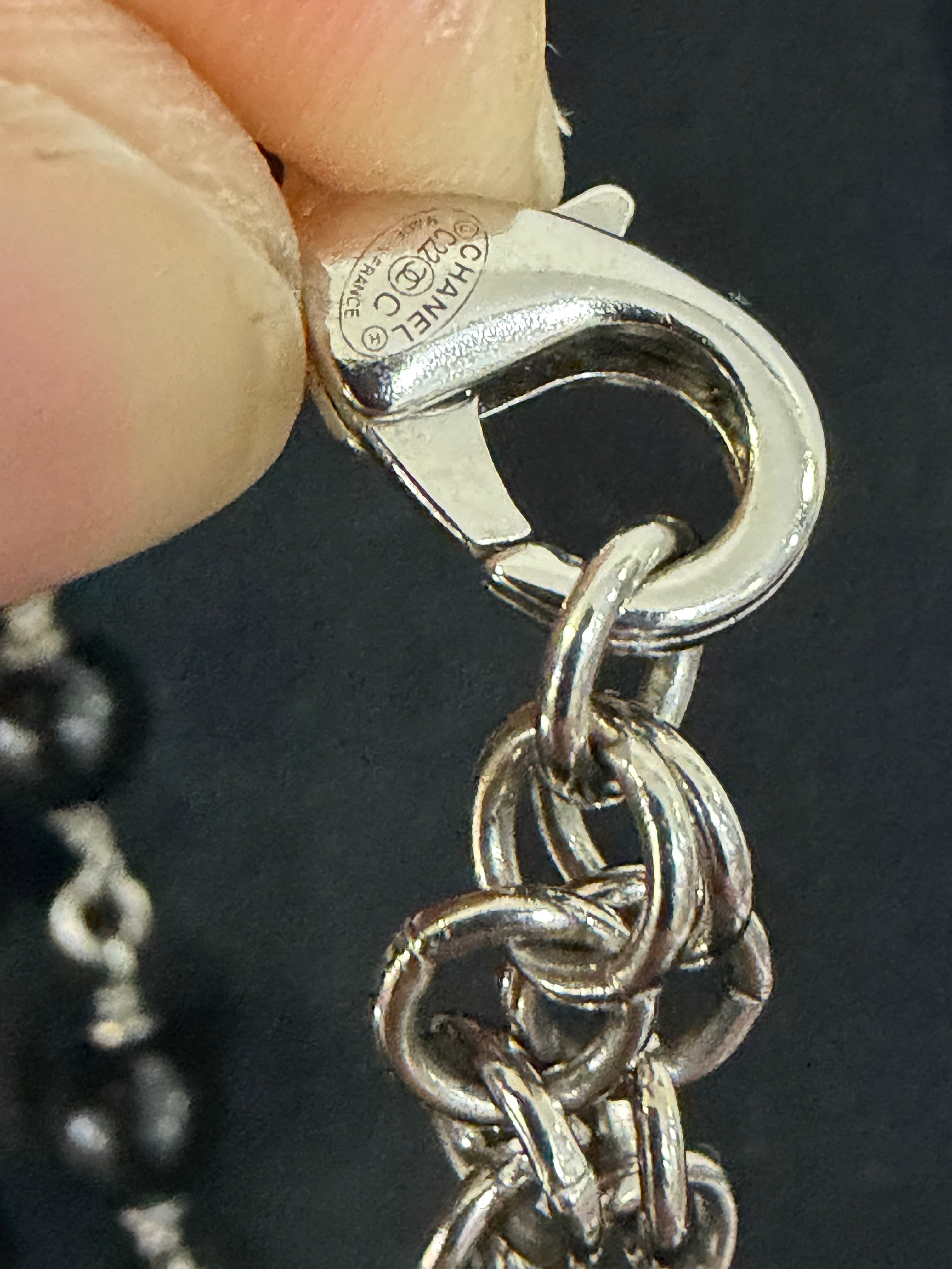 Chanel Collana Lunga CC strass e resina Nero/bianco