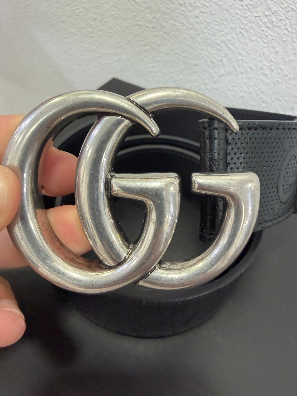 Gucci Cintura in pelle nera GG in rilievo 75