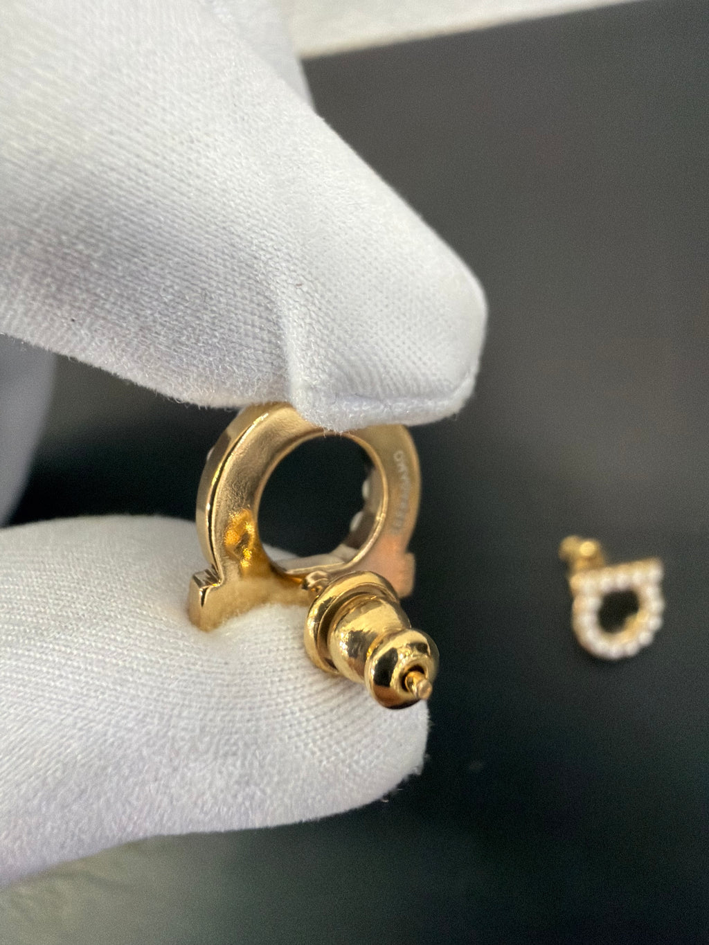 Ferragamo Orecchini Gancini con perle