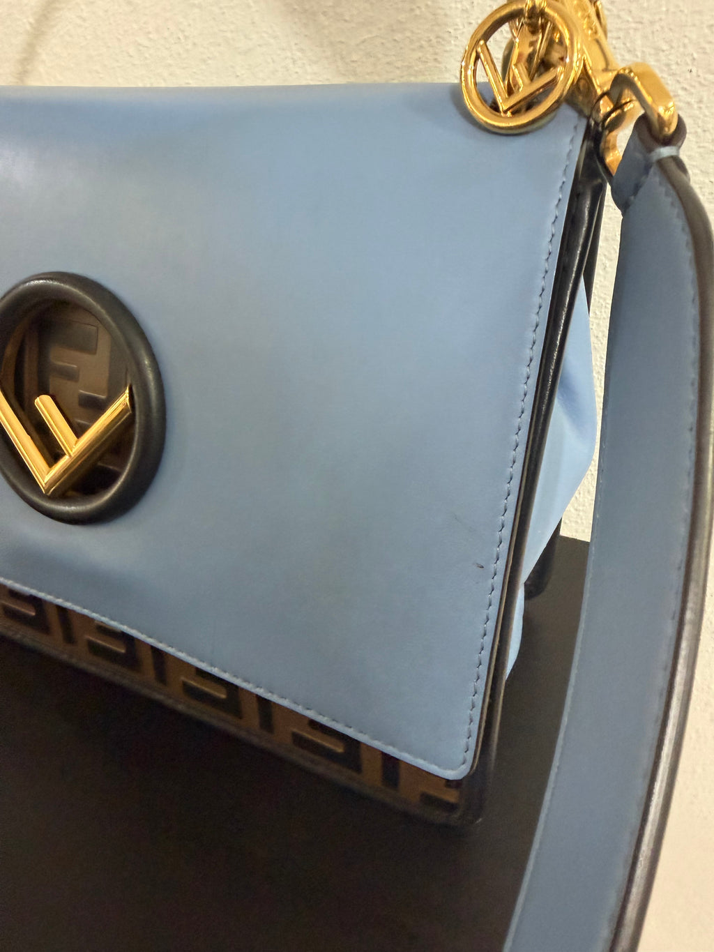 Fendi Kan I Medium in pelle Blu e FF