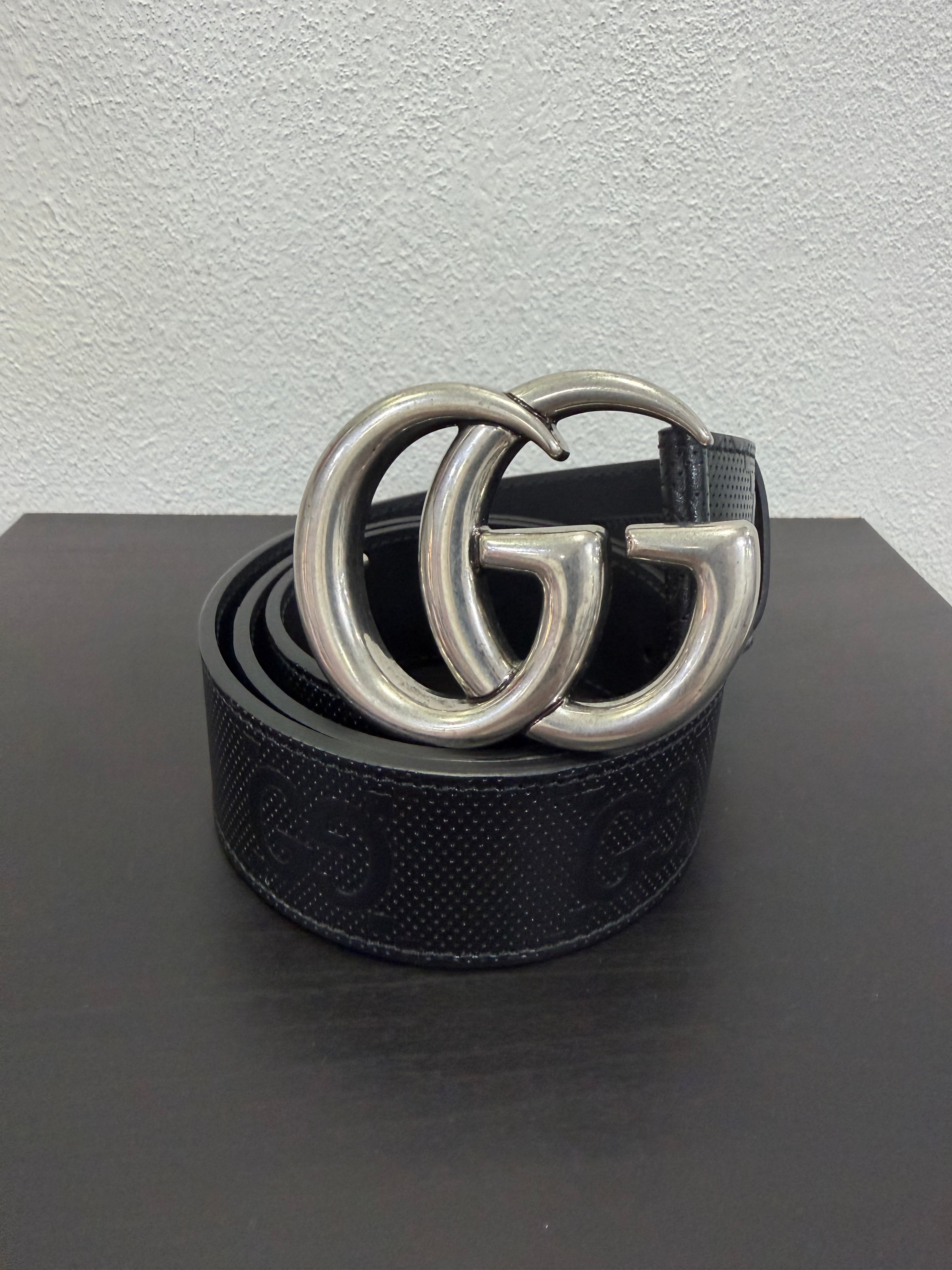 Gucci Cintura in pelle nera GG in rilievo 75