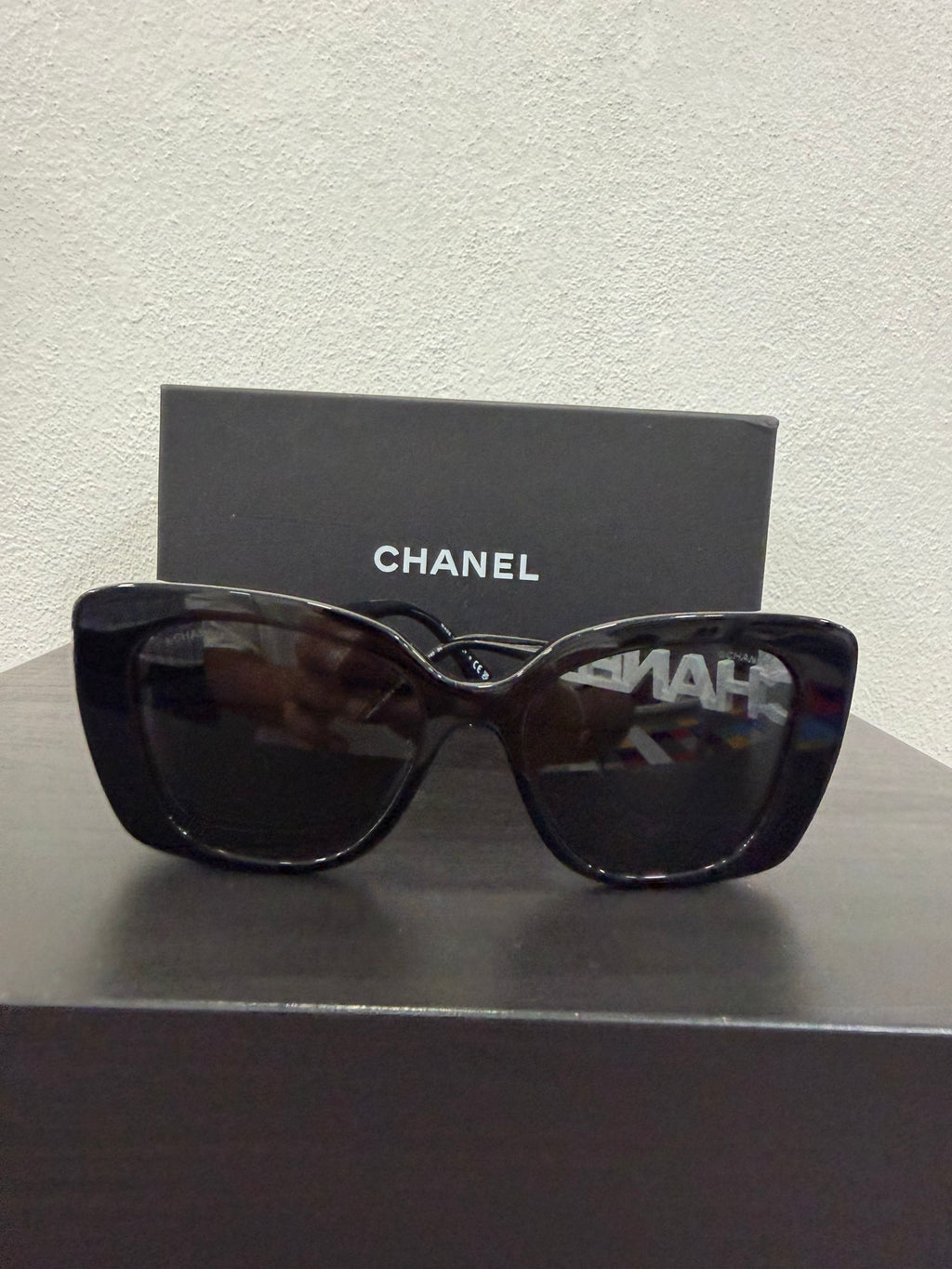 Chanel Occhiali da Sole Letters
