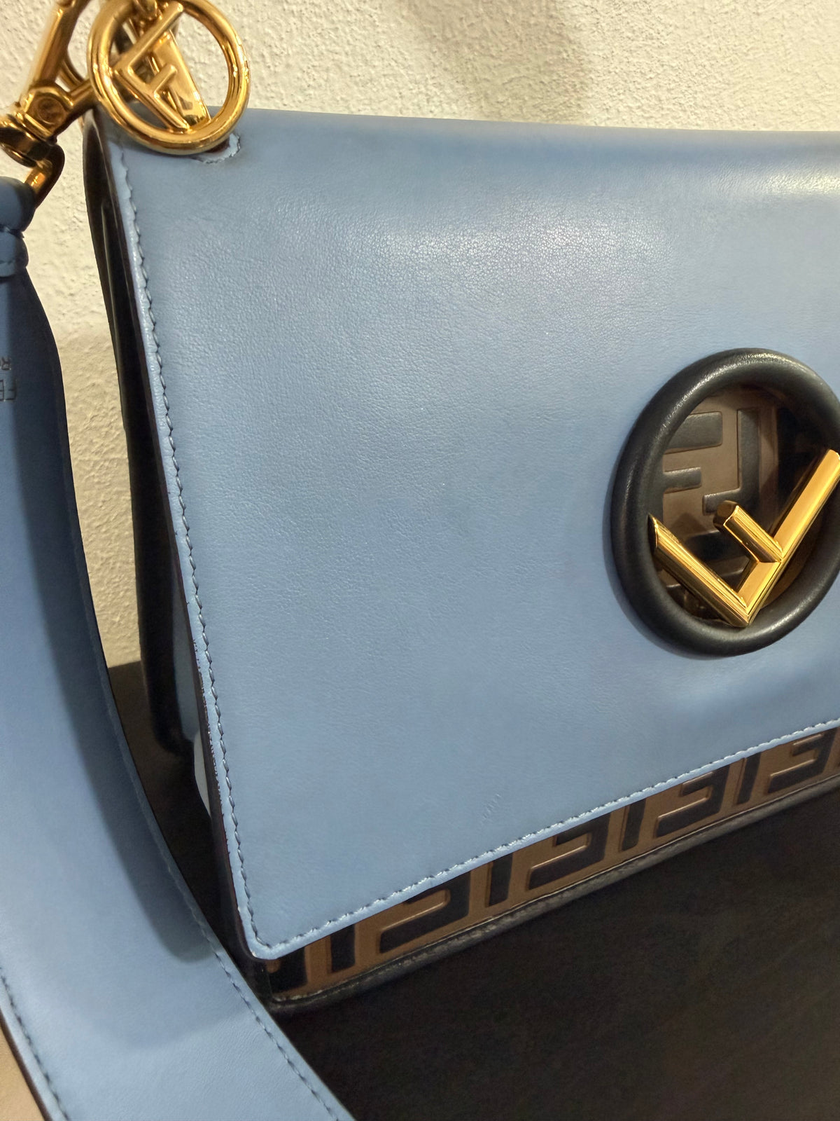 Fendi Kan I Medium in pelle Blu e FF