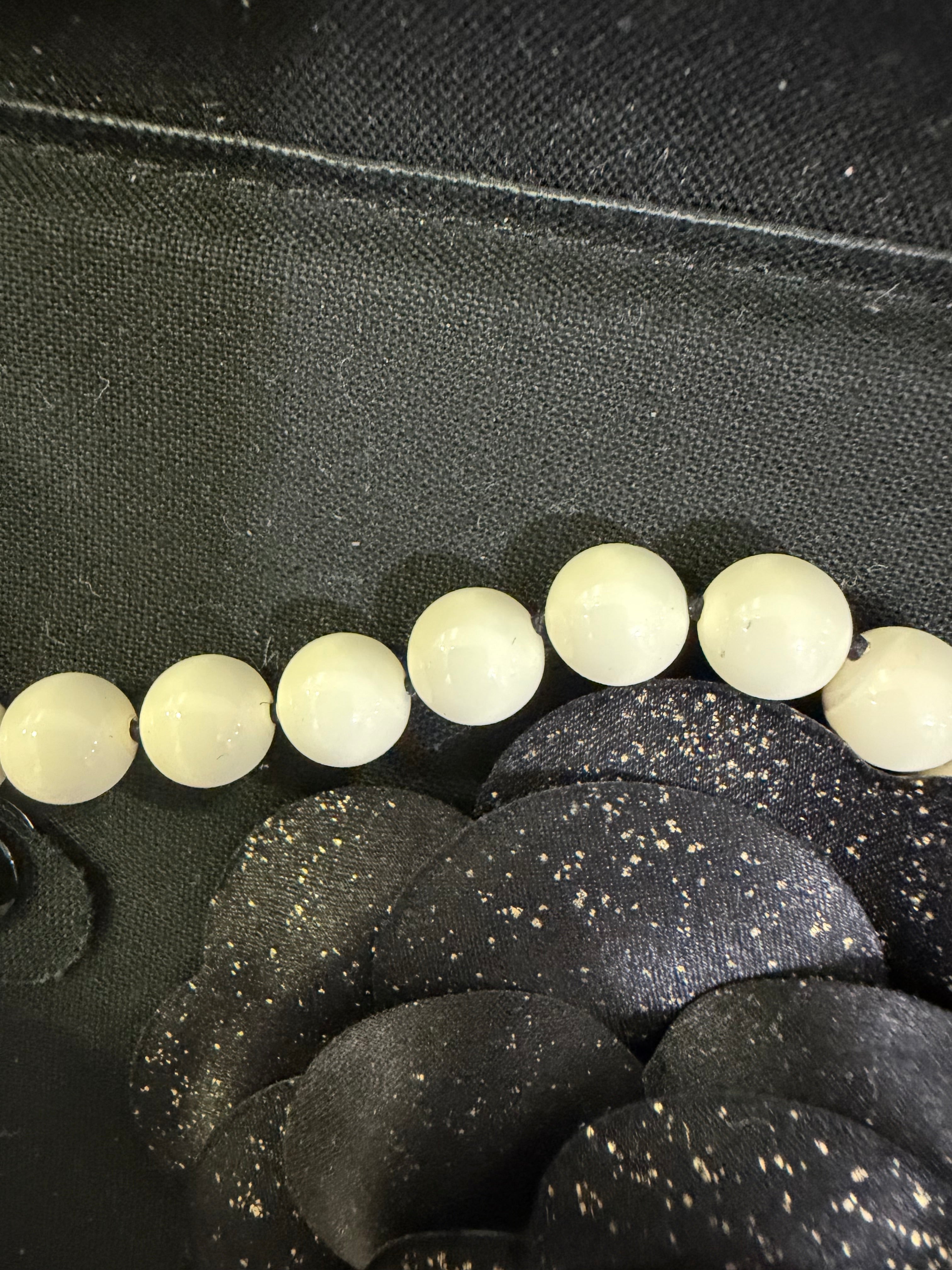 Chanel Collana Lunga CC strass e resina Nero/bianco