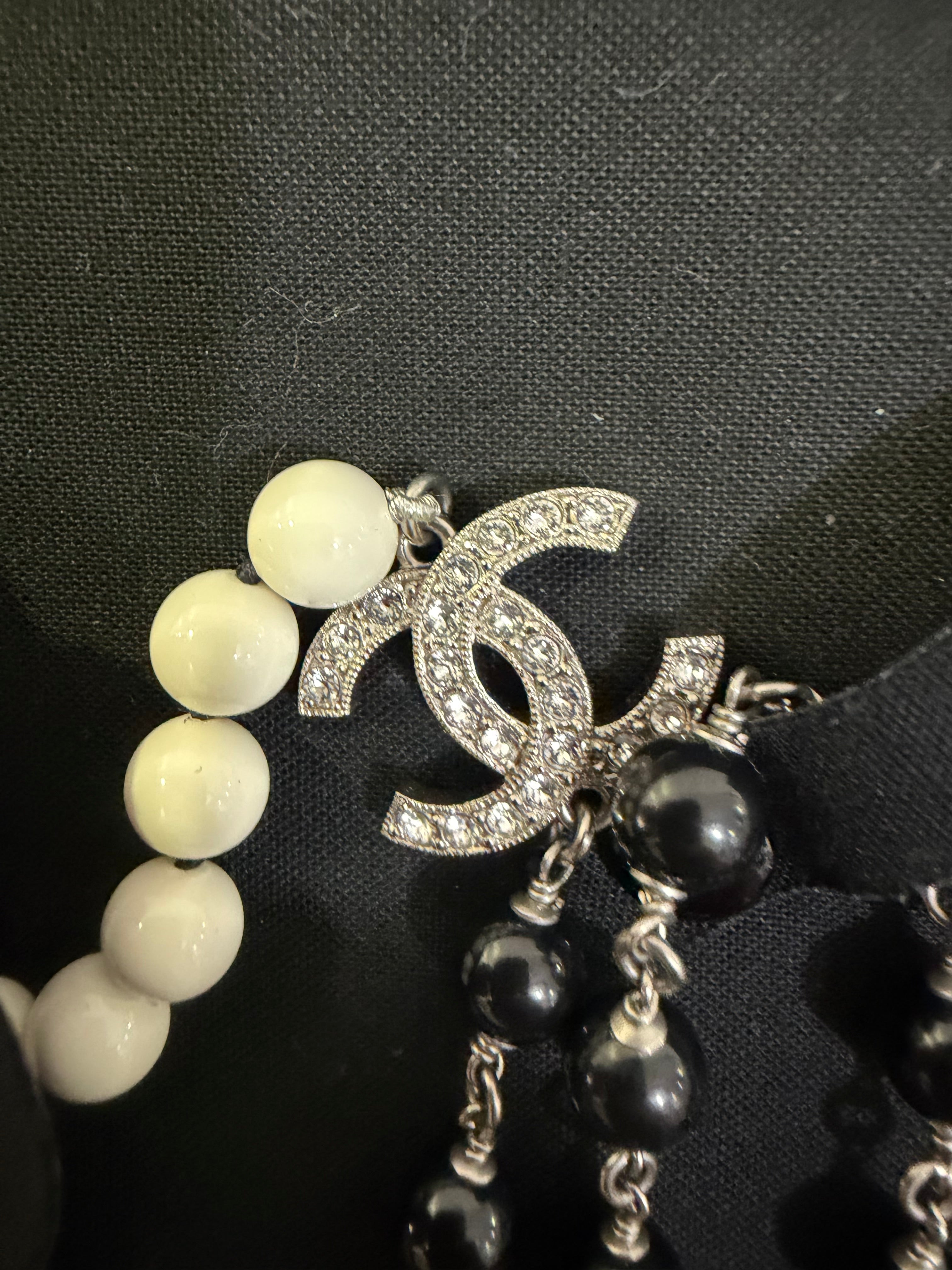 Chanel Collana Lunga CC strass e resina Nero/bianco