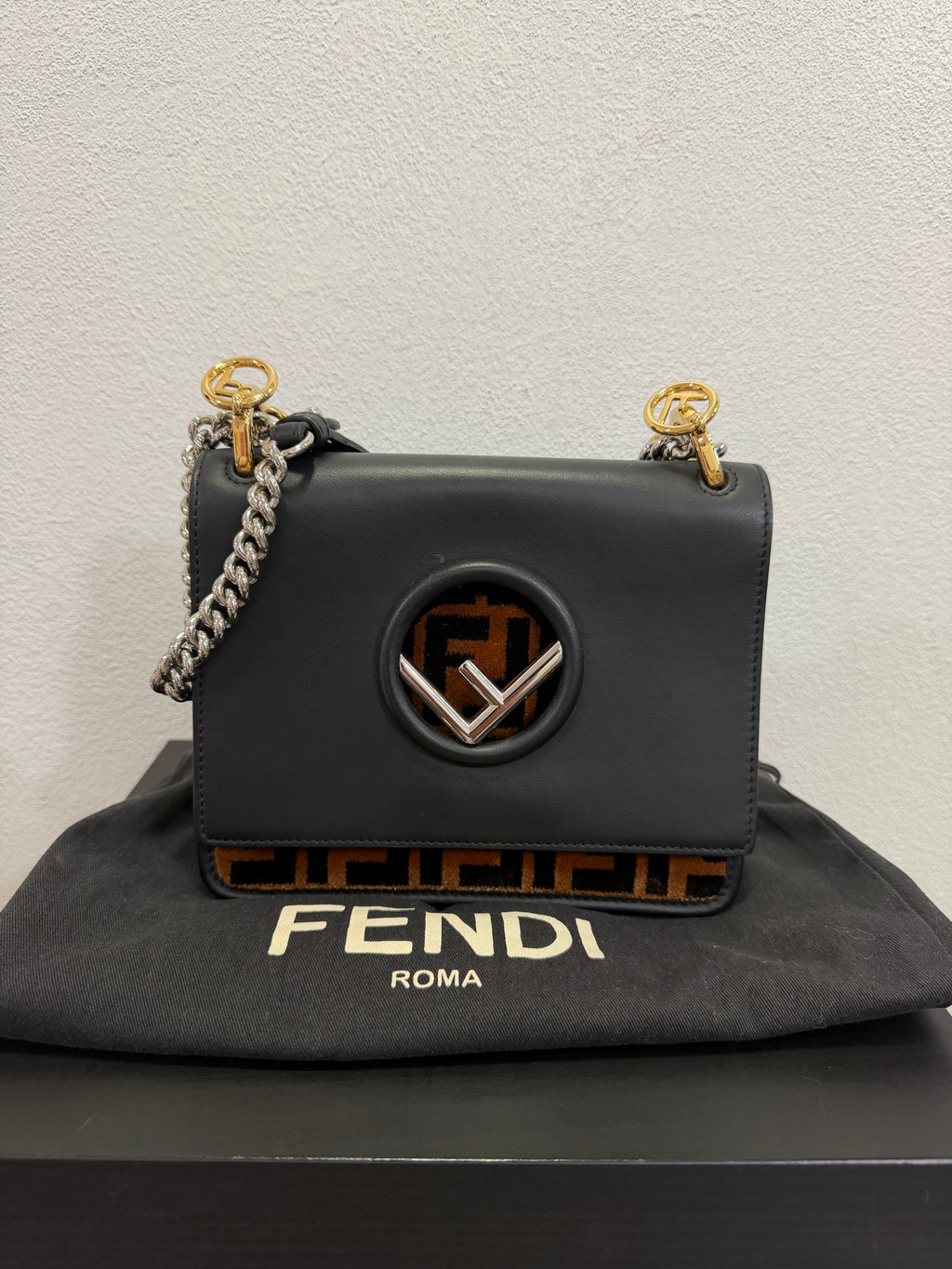 Fendi Kan I in pelle nera e velluto FF
