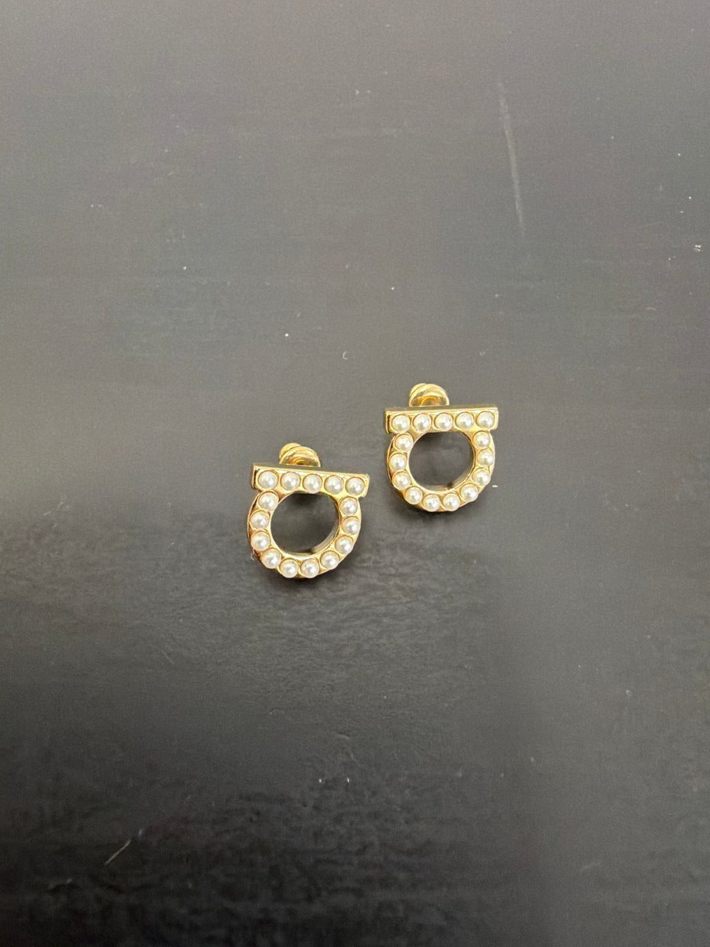 Ferragamo Orecchini Gancini con perle