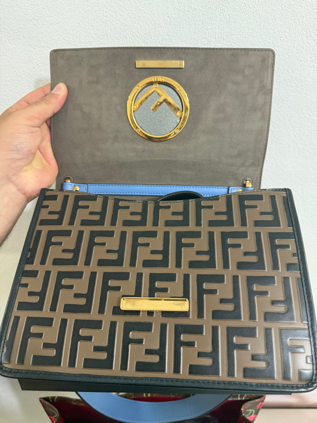 Fendi Kan I Medium in pelle Blu e FF