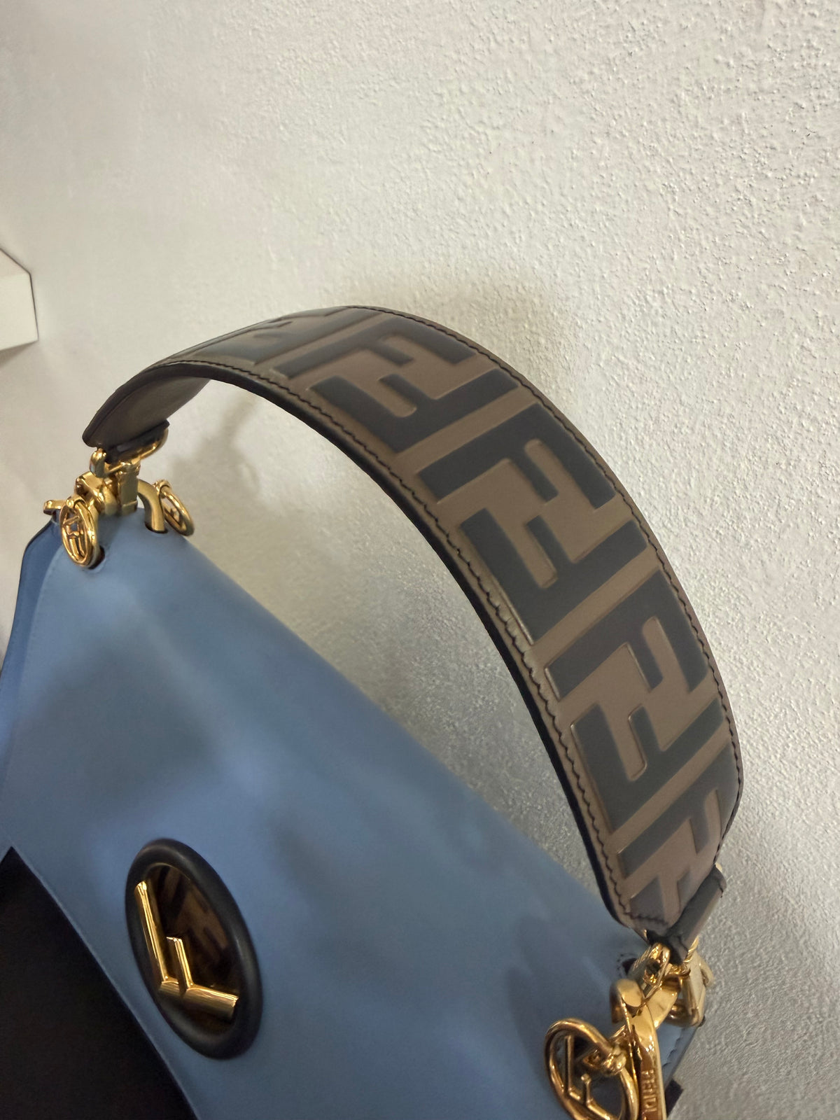 Fendi Kan I Medium in pelle Blu e FF