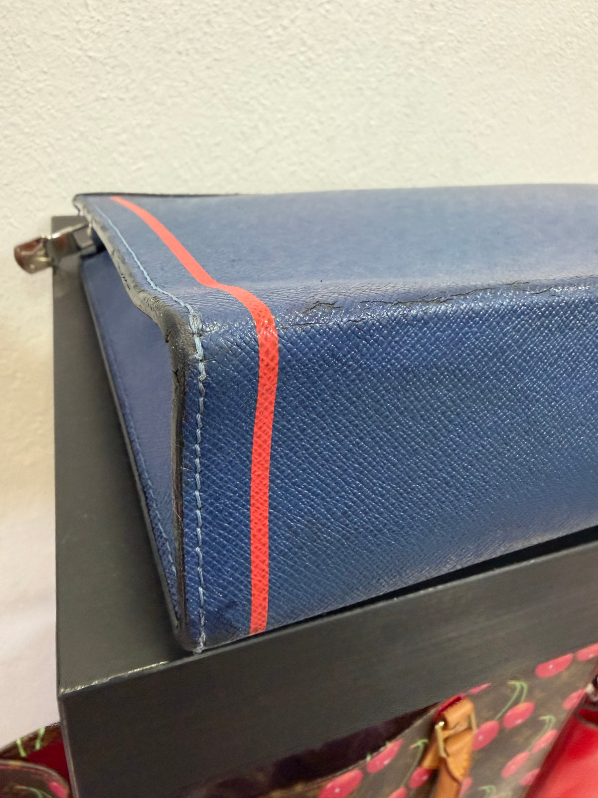 Louis Vuitton Voyage in pelle taiga blu elettrico