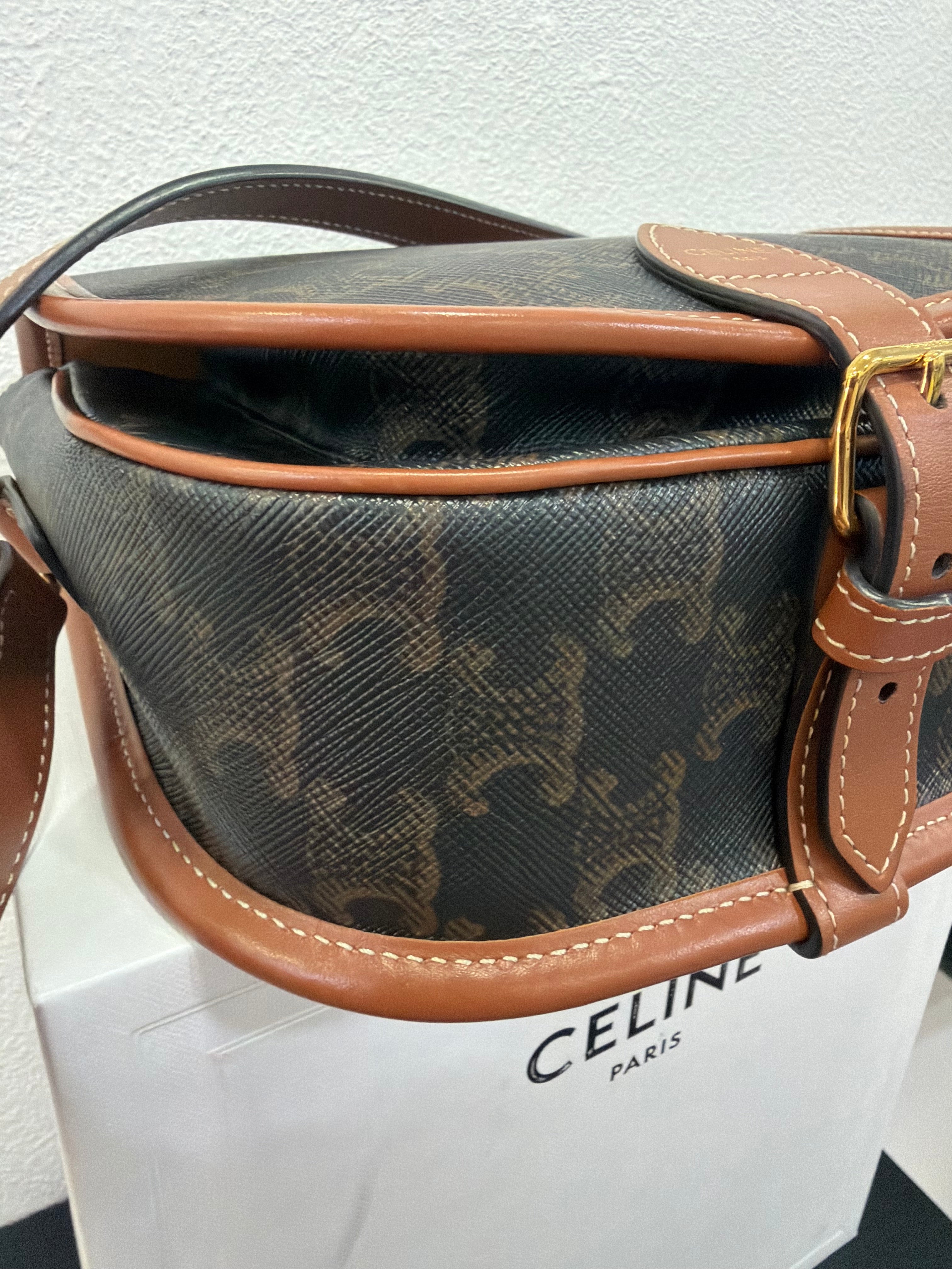 Celine Folco in tela Triomphe