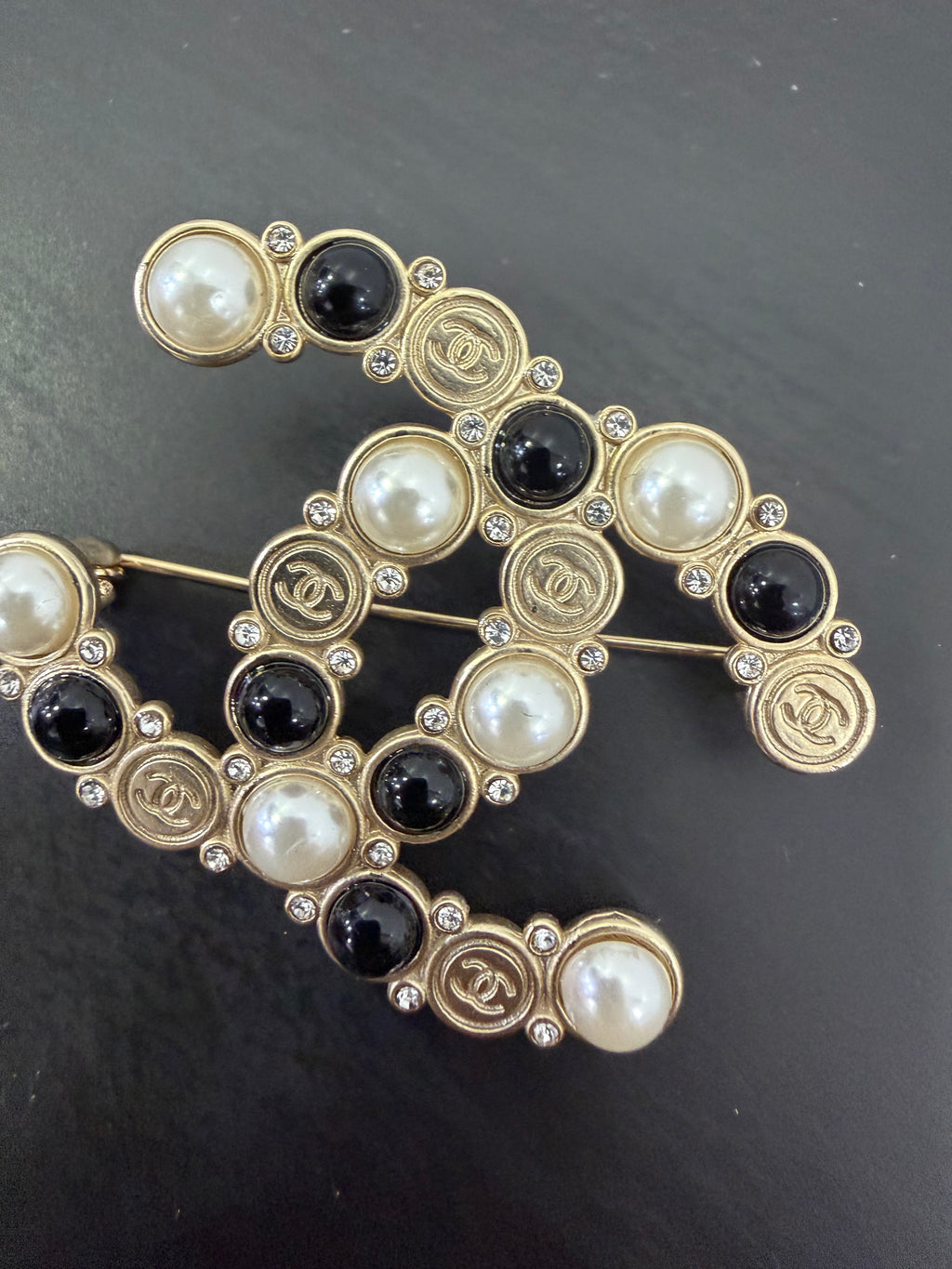 Chanel Spilla Perle e resina