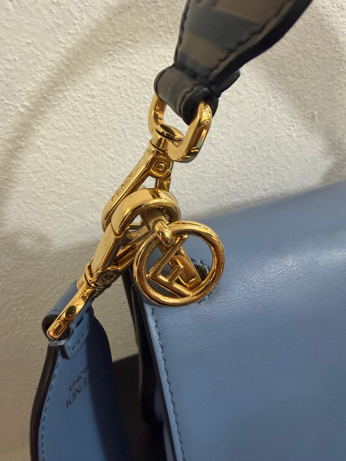Fendi Kan I Medium in pelle Blu e FF