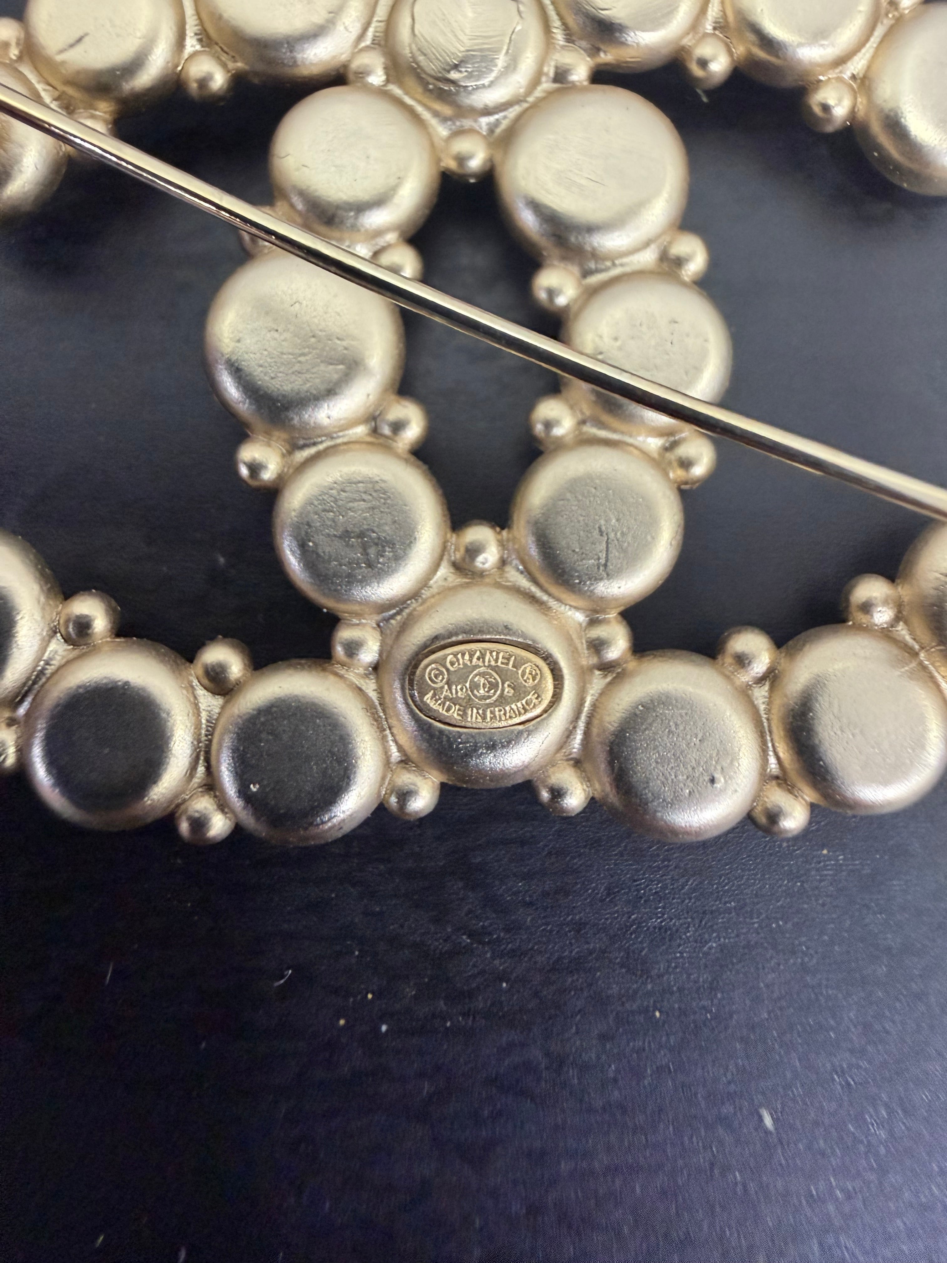 Chanel Spilla Perle e resina