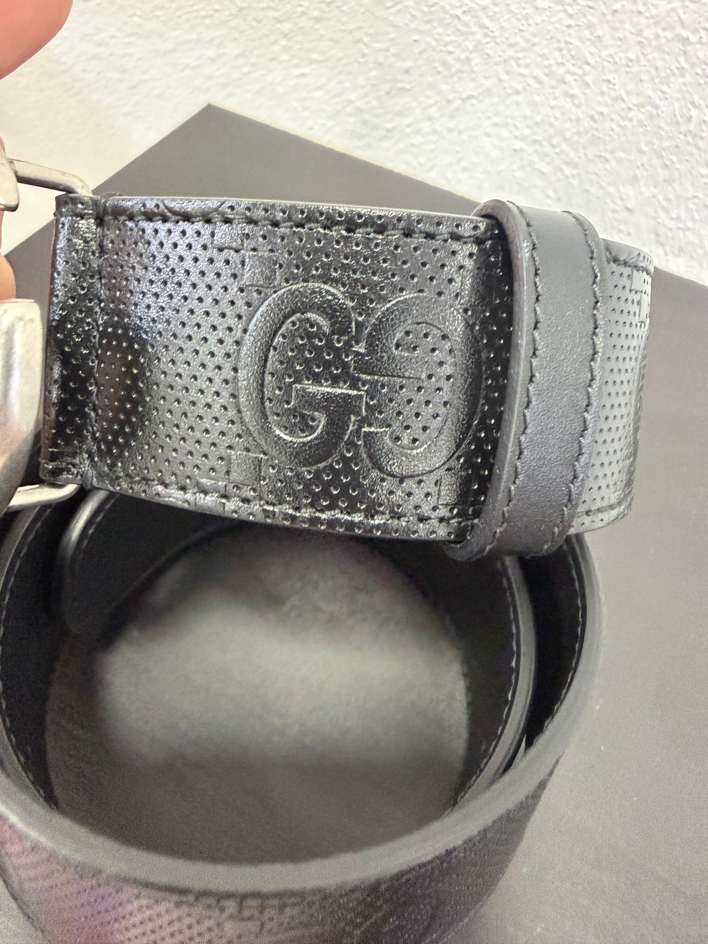 Gucci Cintura in pelle nera GG in rilievo 75
