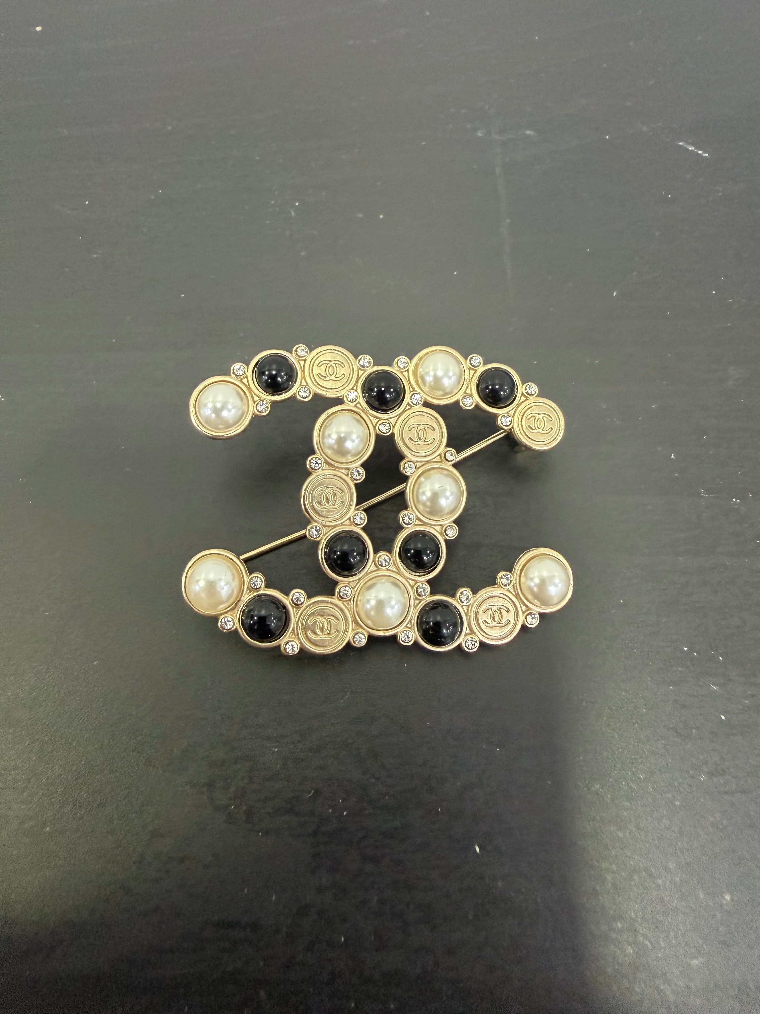 Chanel Spilla Perle e resina