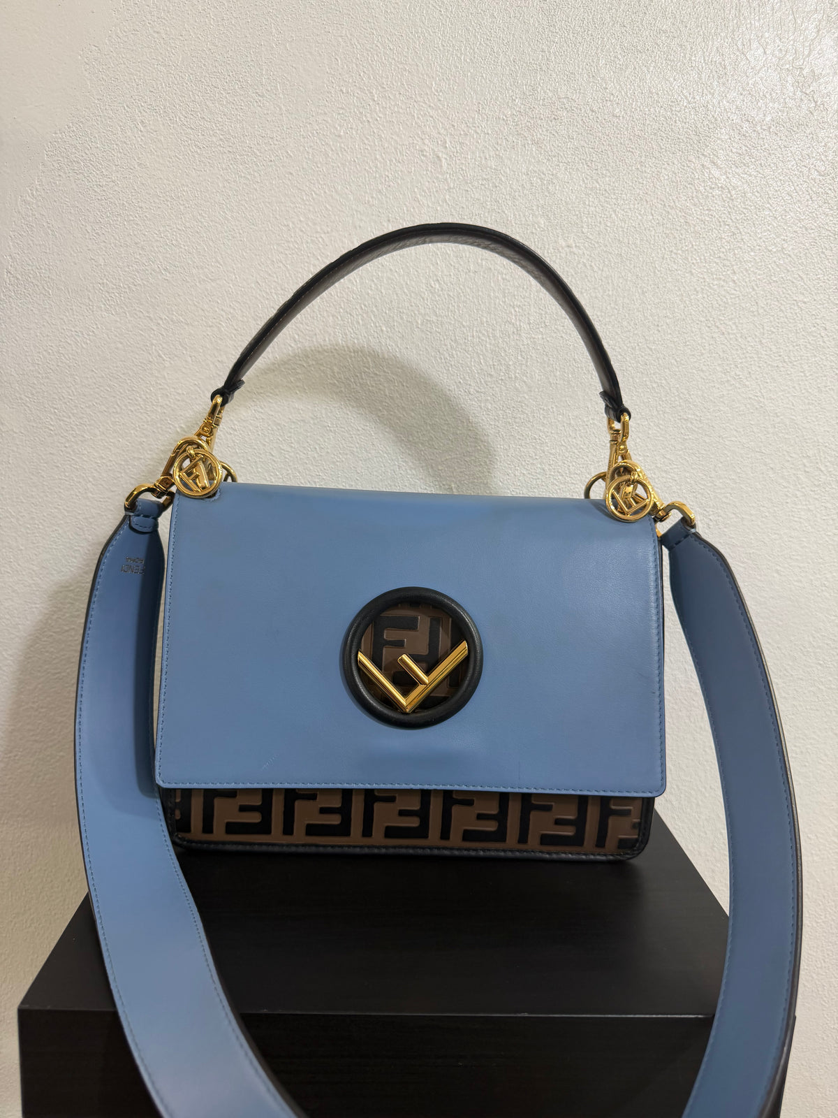 Fendi Kan I Medium in pelle Blu e FF