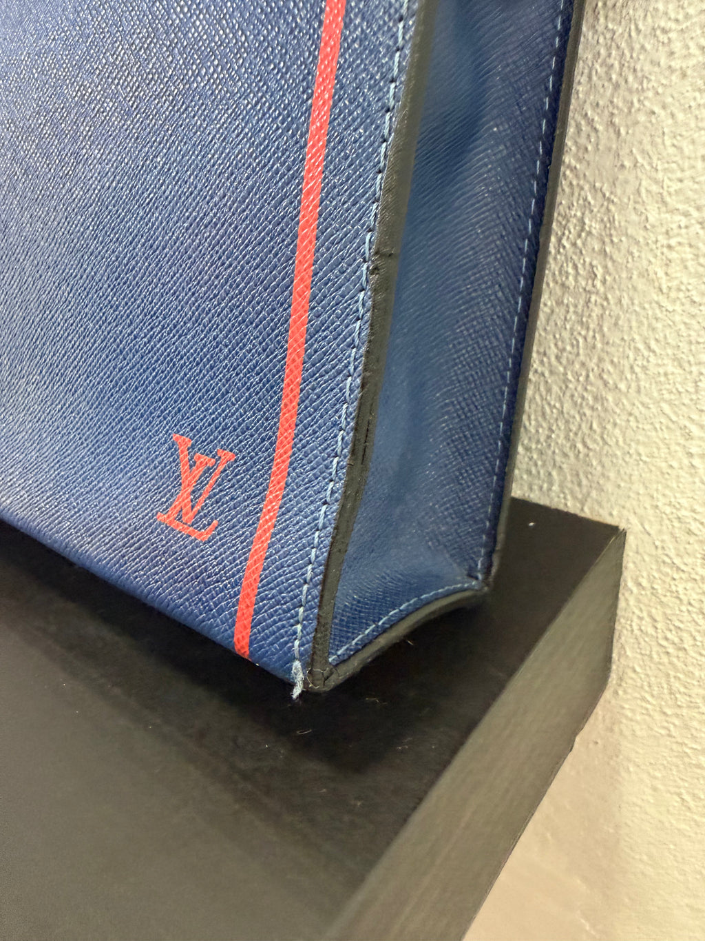 Louis Vuitton Voyage in pelle taiga blu elettrico