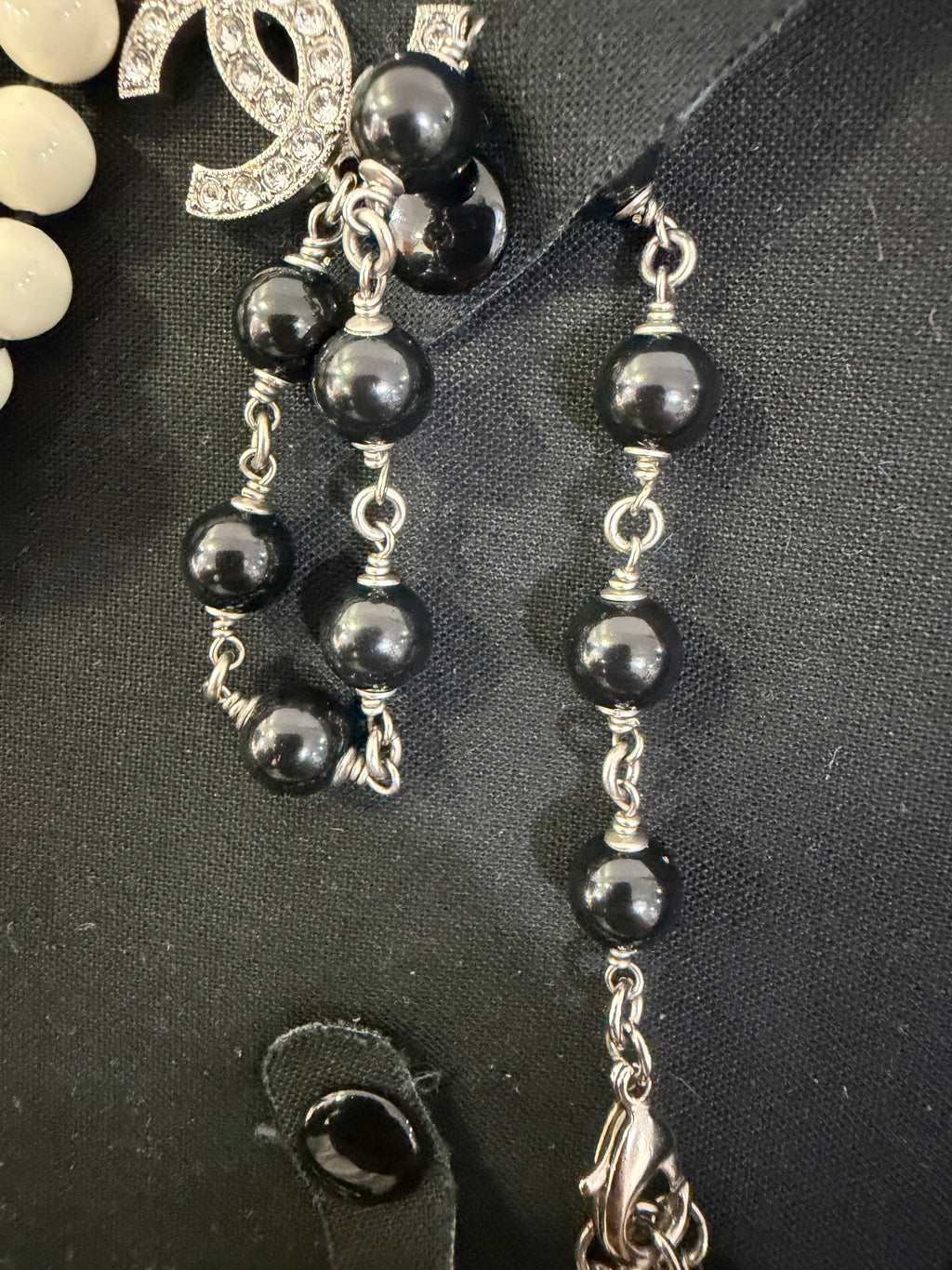 Chanel Collana Lunga CC strass e resina Nero/bianco