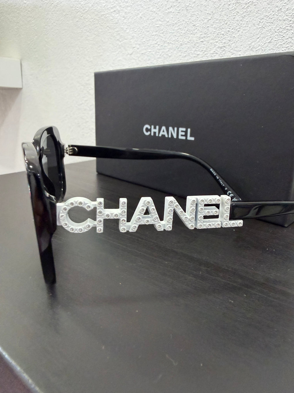 Chanel Occhiali da Sole Letters