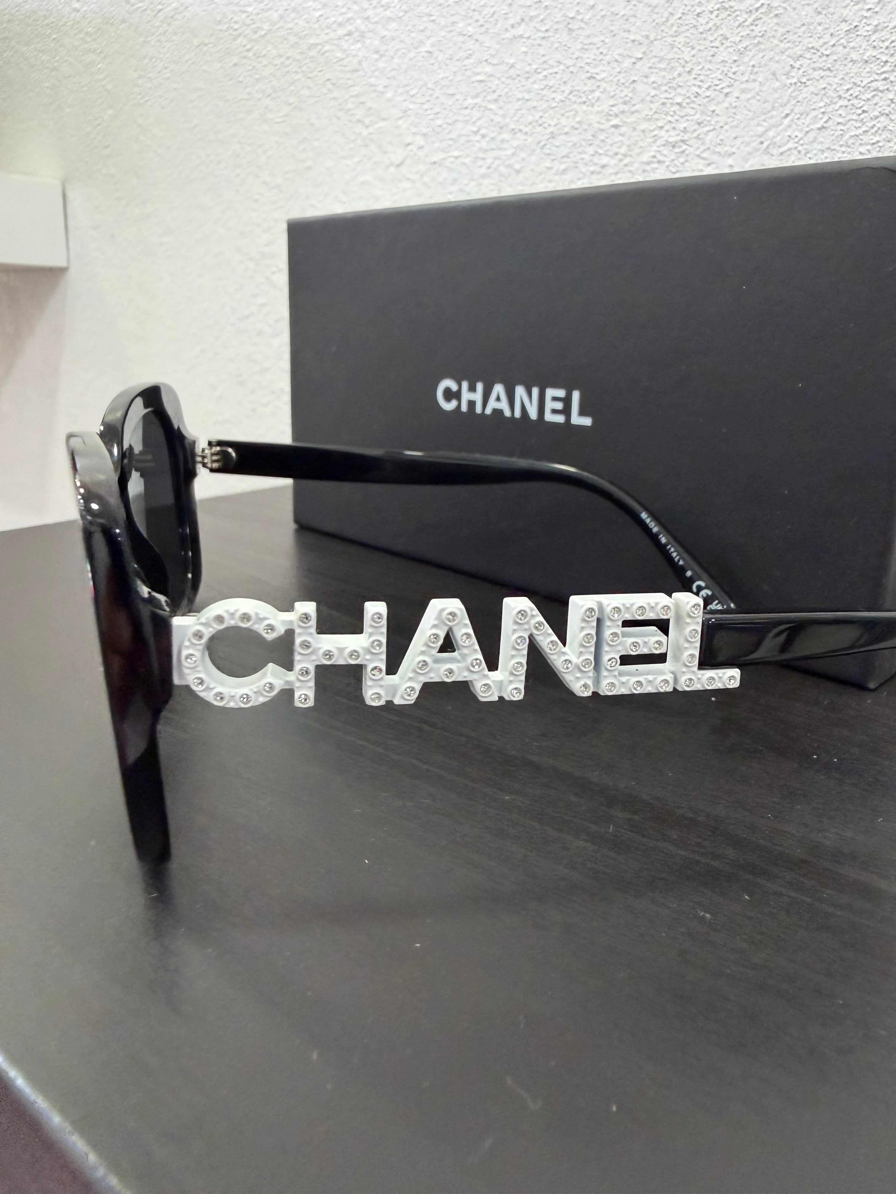 Chanel Occhiali da Sole Letters