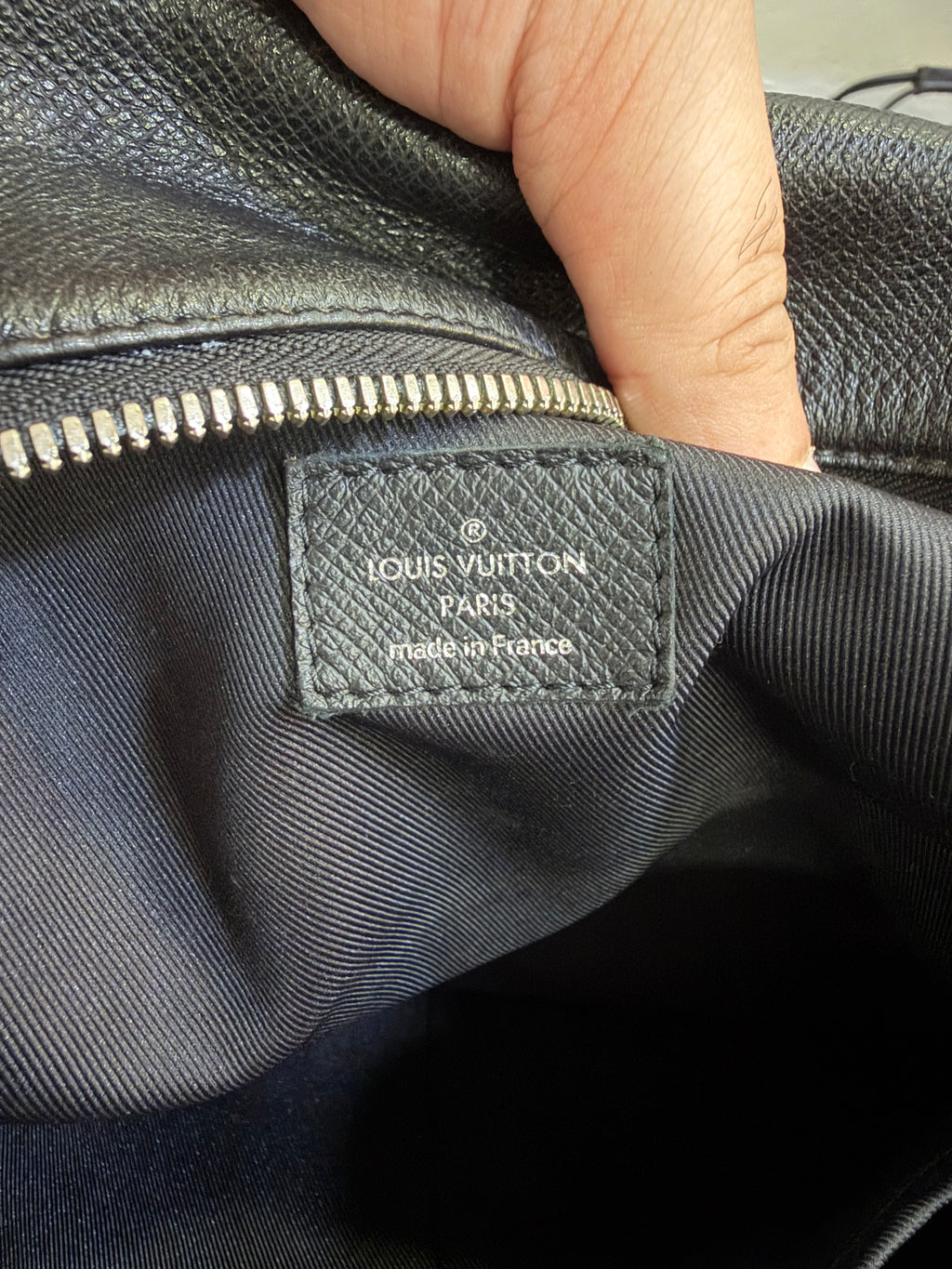 Louis Vuitton Discovery PM Taiga