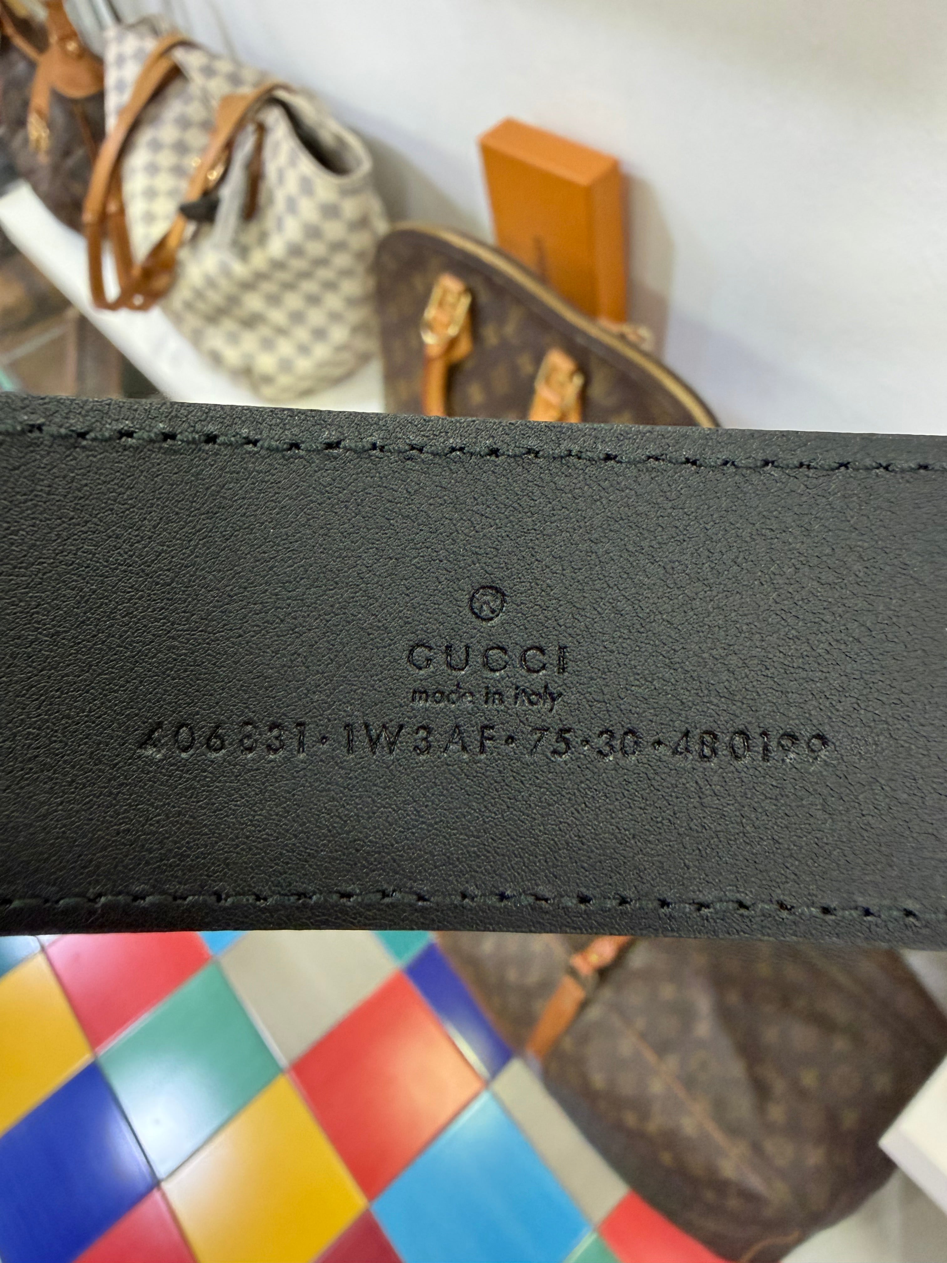 Gucci Cintura in pelle nera GG in rilievo 75