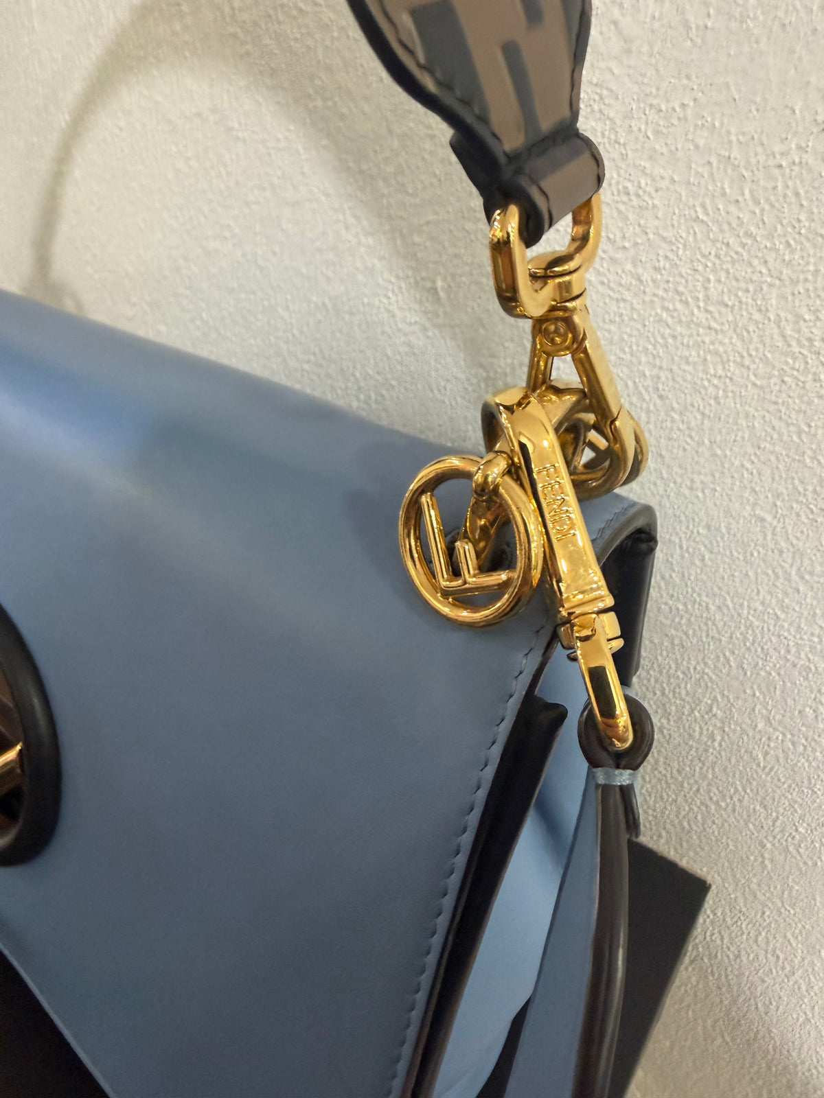 Fendi Kan I Medium in pelle Blu e FF