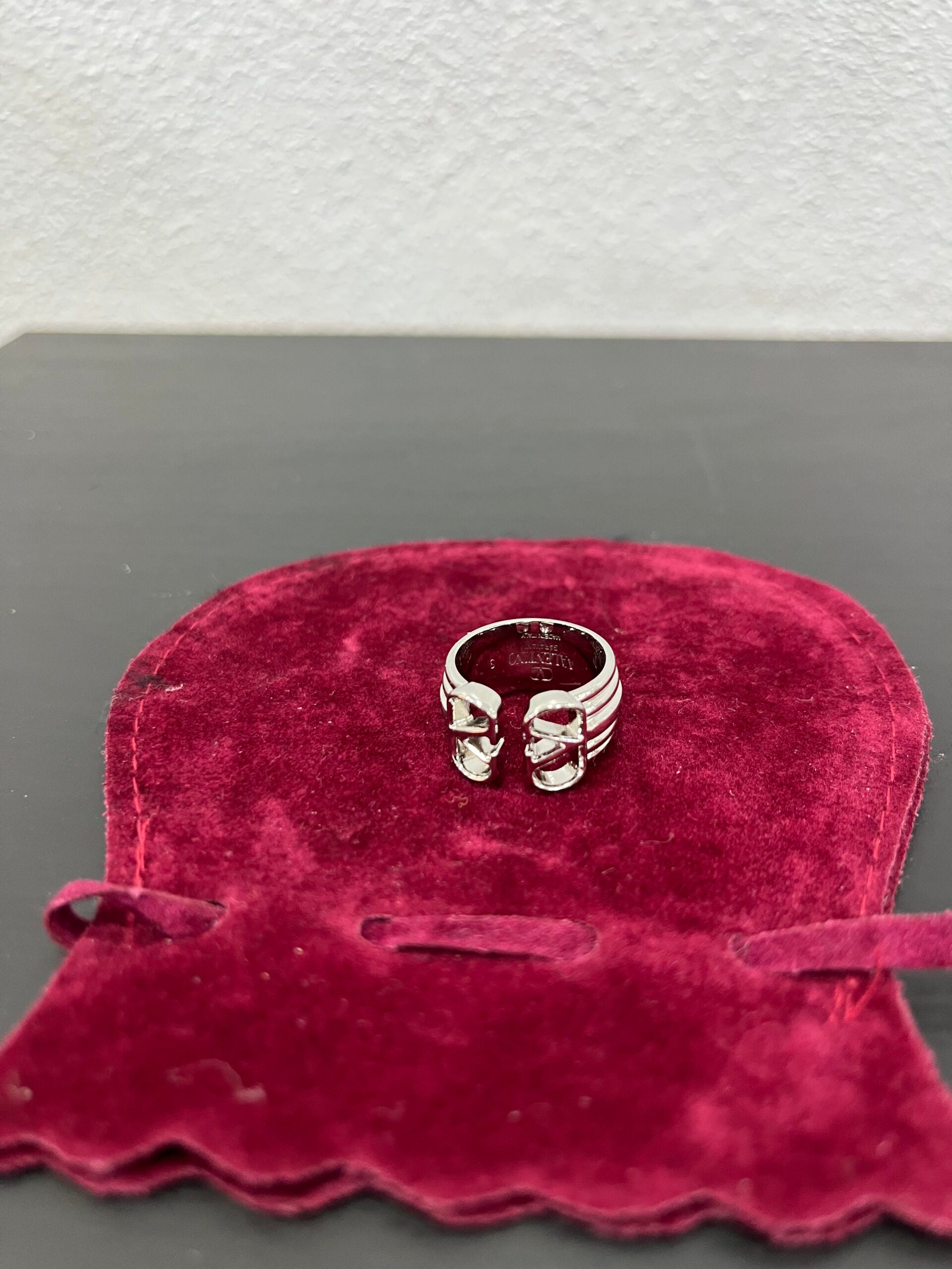 Valentino Anello V logo
