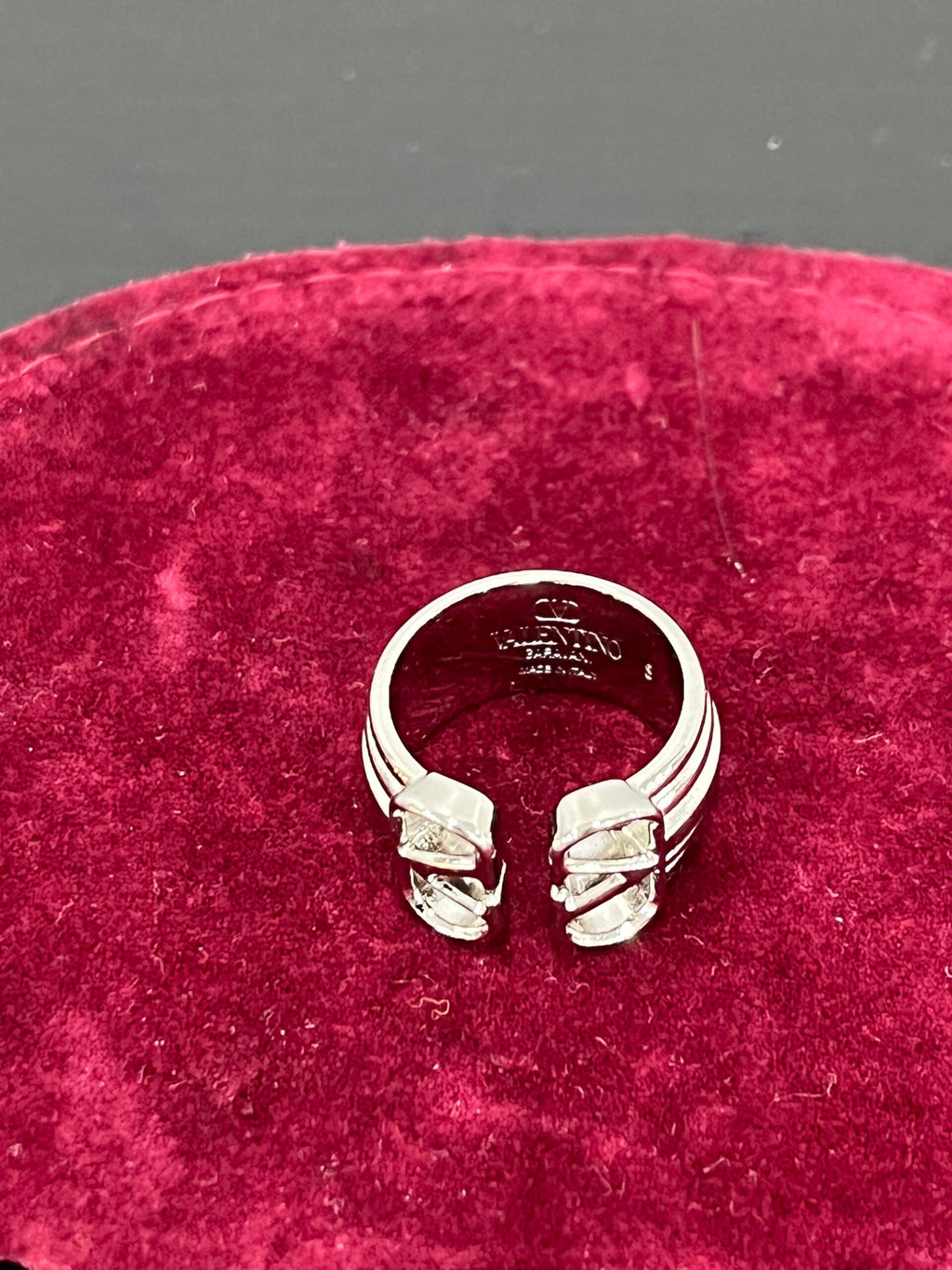 Valentino Anello V logo