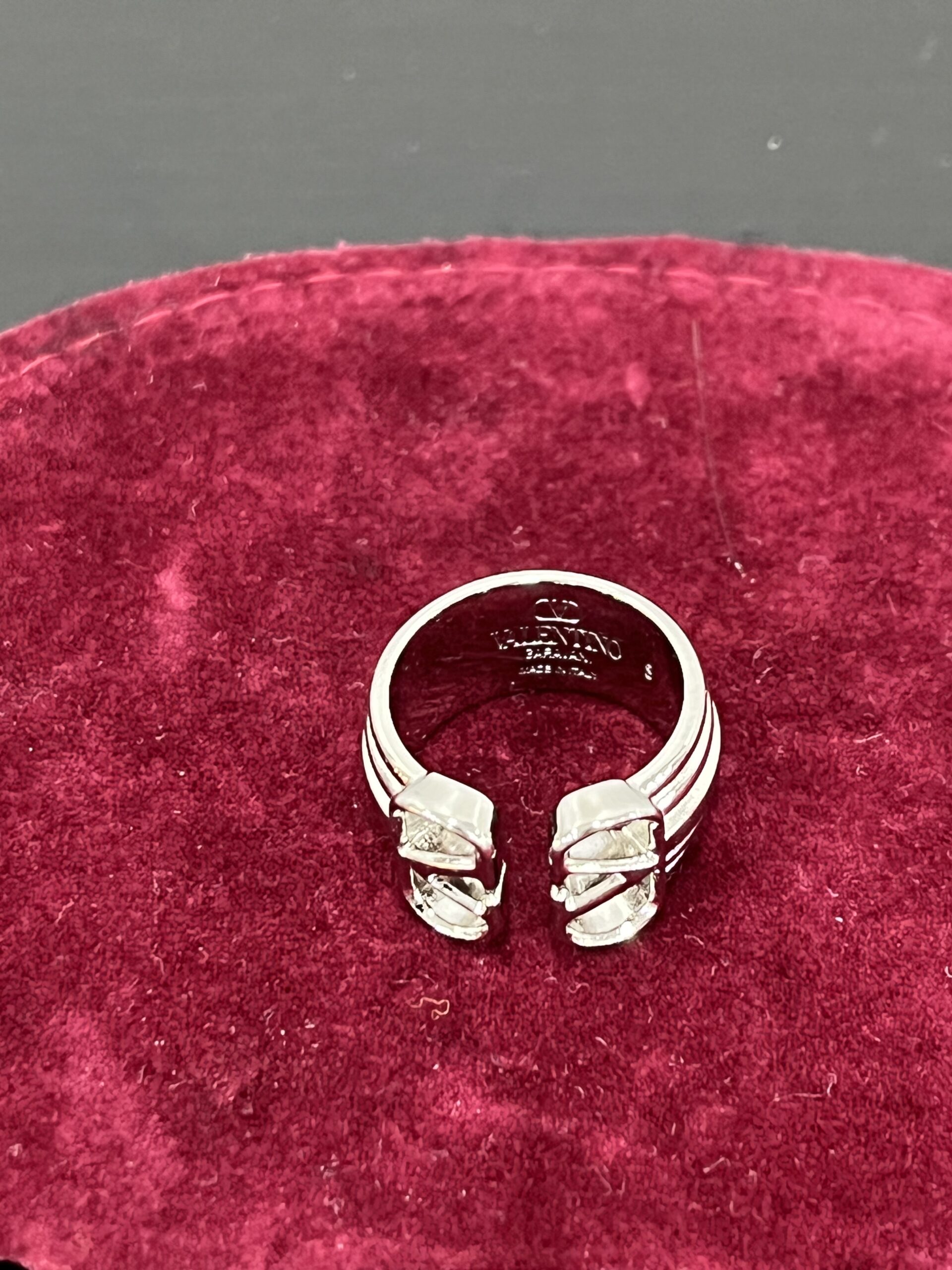 Valentino Anello V logo