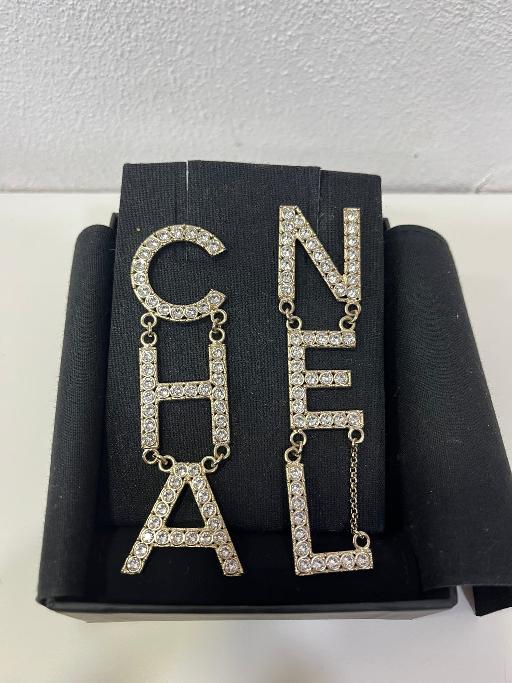 Chanel Orecchini pendenti con Lettere e cristalli