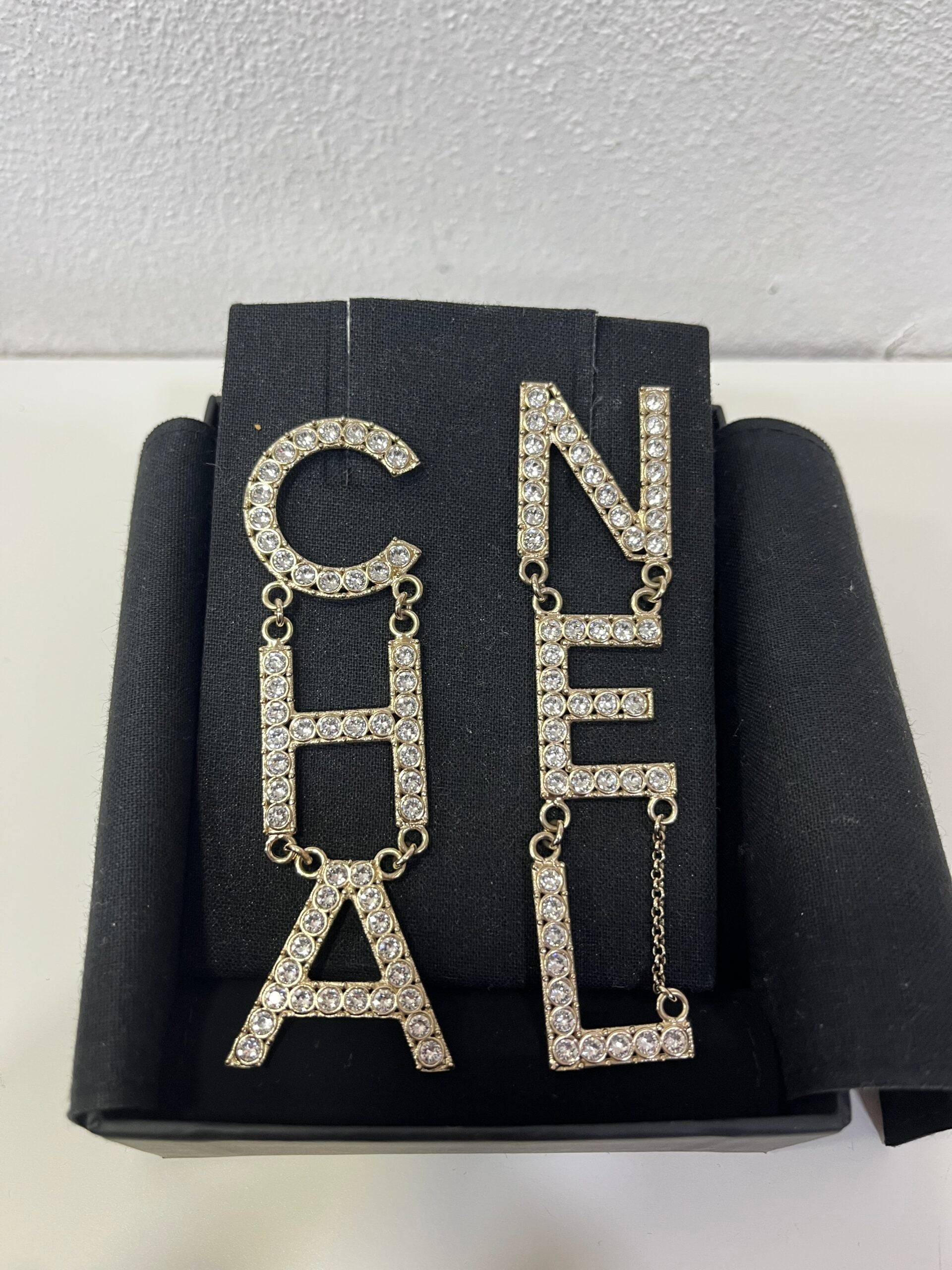 Chanel Orecchini pendenti con Lettere e cristalli