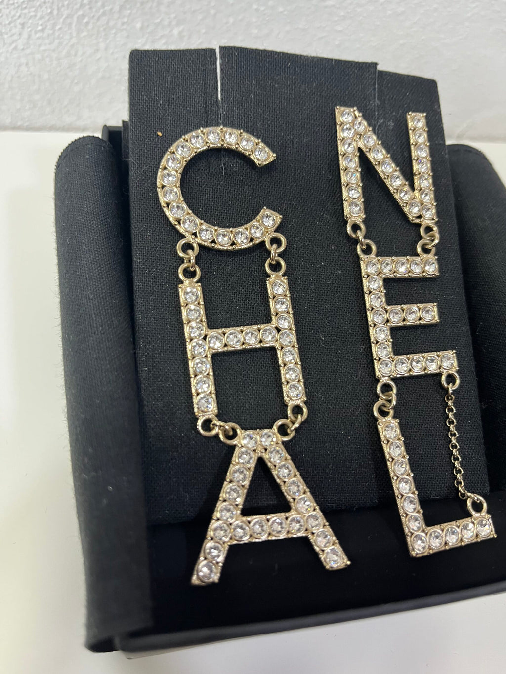 Chanel Orecchini pendenti con Lettere e cristalli