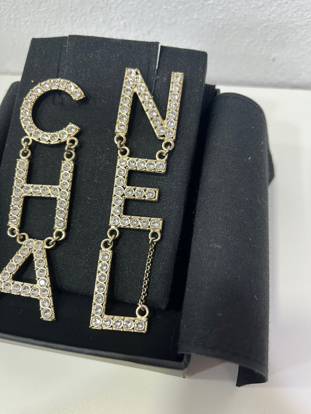Chanel Orecchini pendenti con Lettere e cristalli